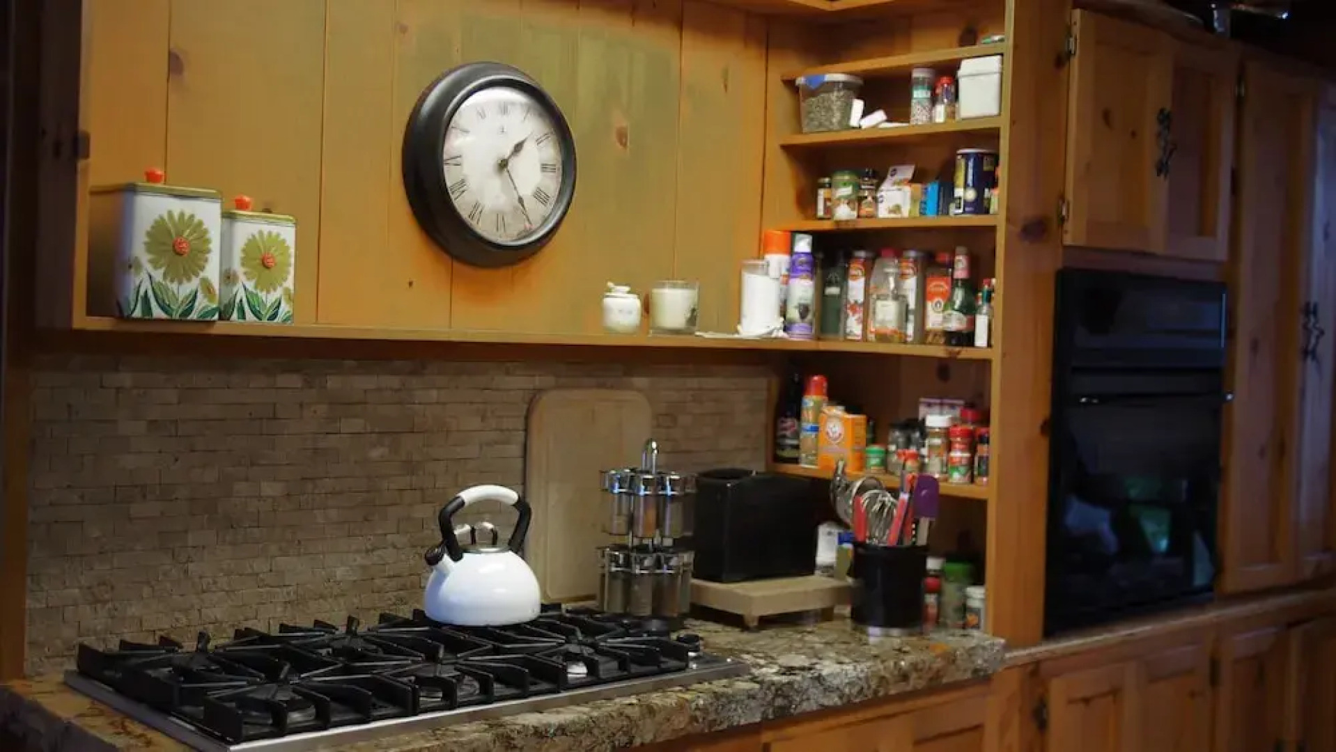 White Pines 4-BD Cabin in the Woods -- Easy Access in Summit Park