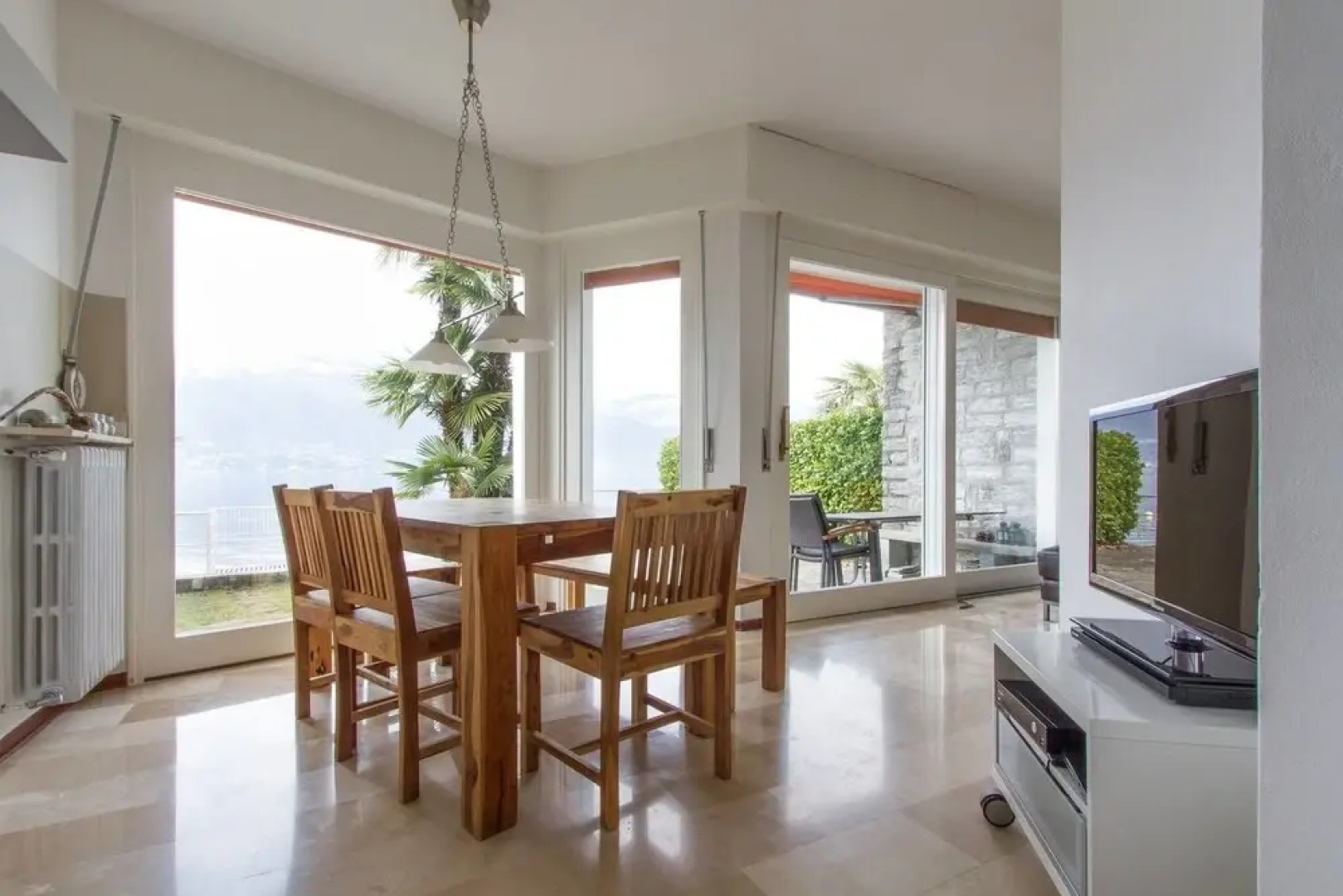 Stunning Lakeside Villa With Direct Lake Access, Mooring, Near Restaurant, Wifi, BBQ