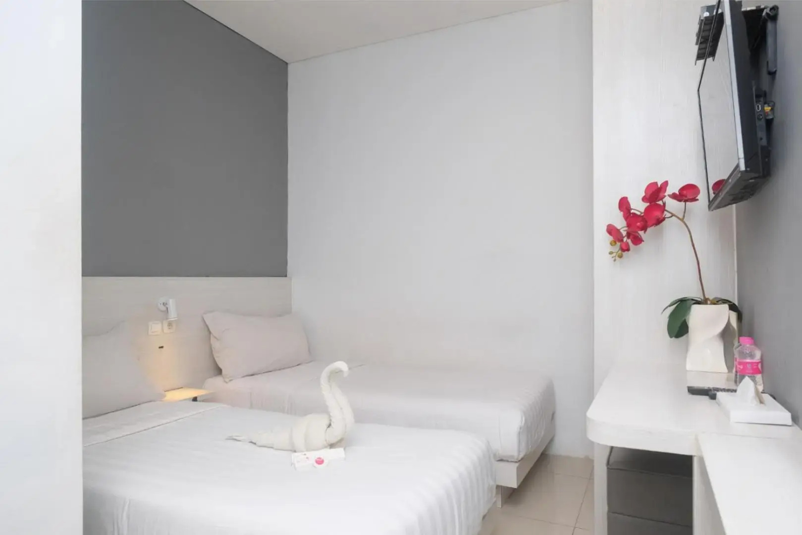 RedDoorz Plus near Ciputra Mall Simpang Lima
