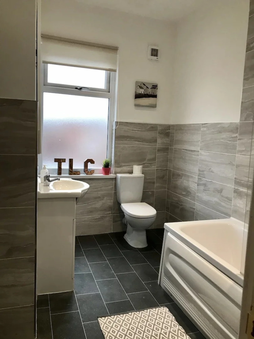 Stylish 3 Bedroom House Only 5 Mins From M6/m58