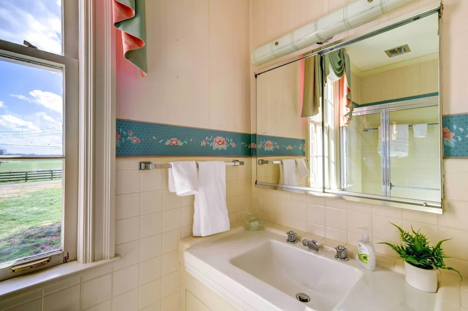 Bowling Green House w/ Shared Pool!