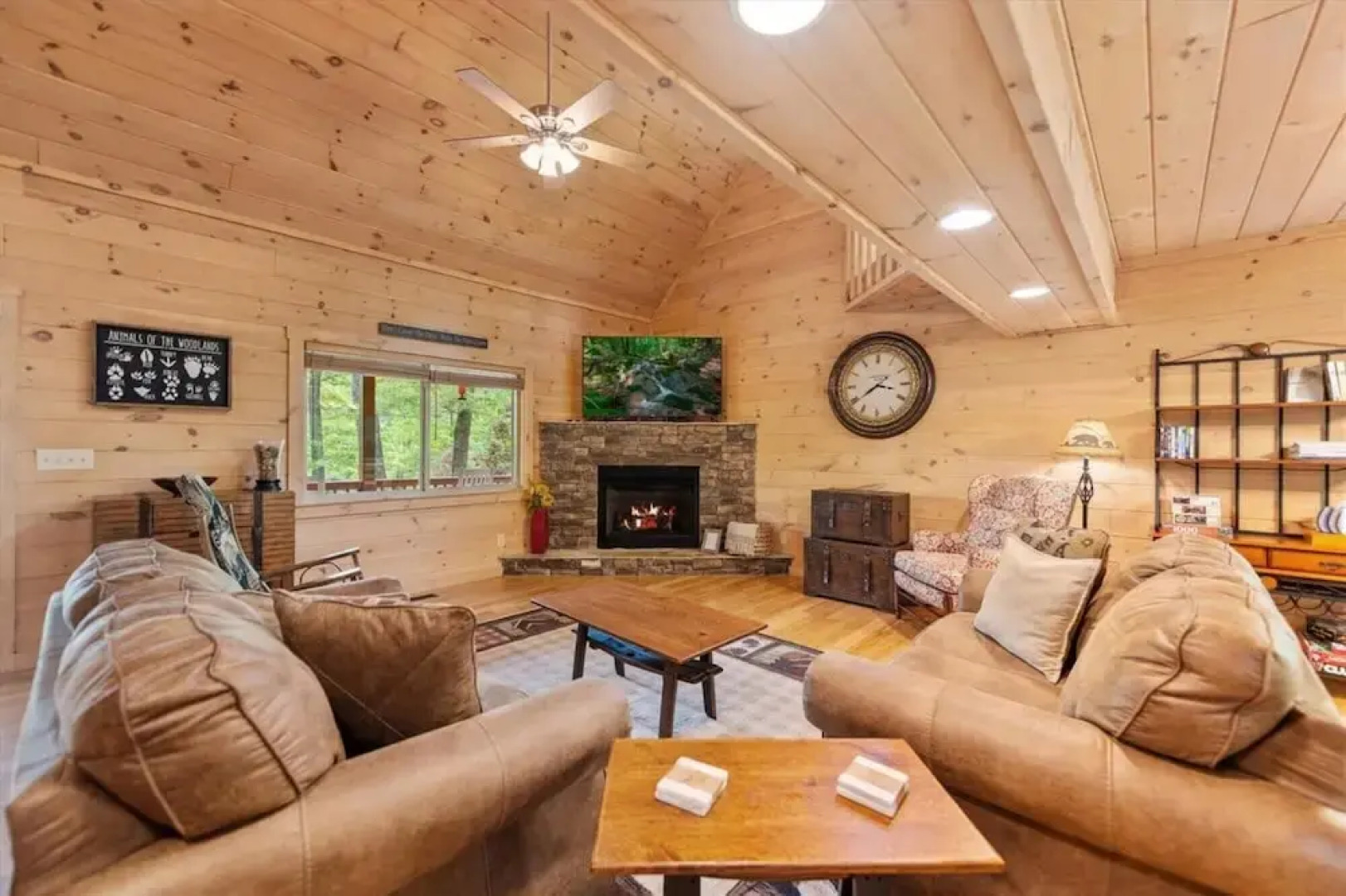 Firefly-pristine Mountain Cabin With hot tub Screened Porch Fire pit Wifi