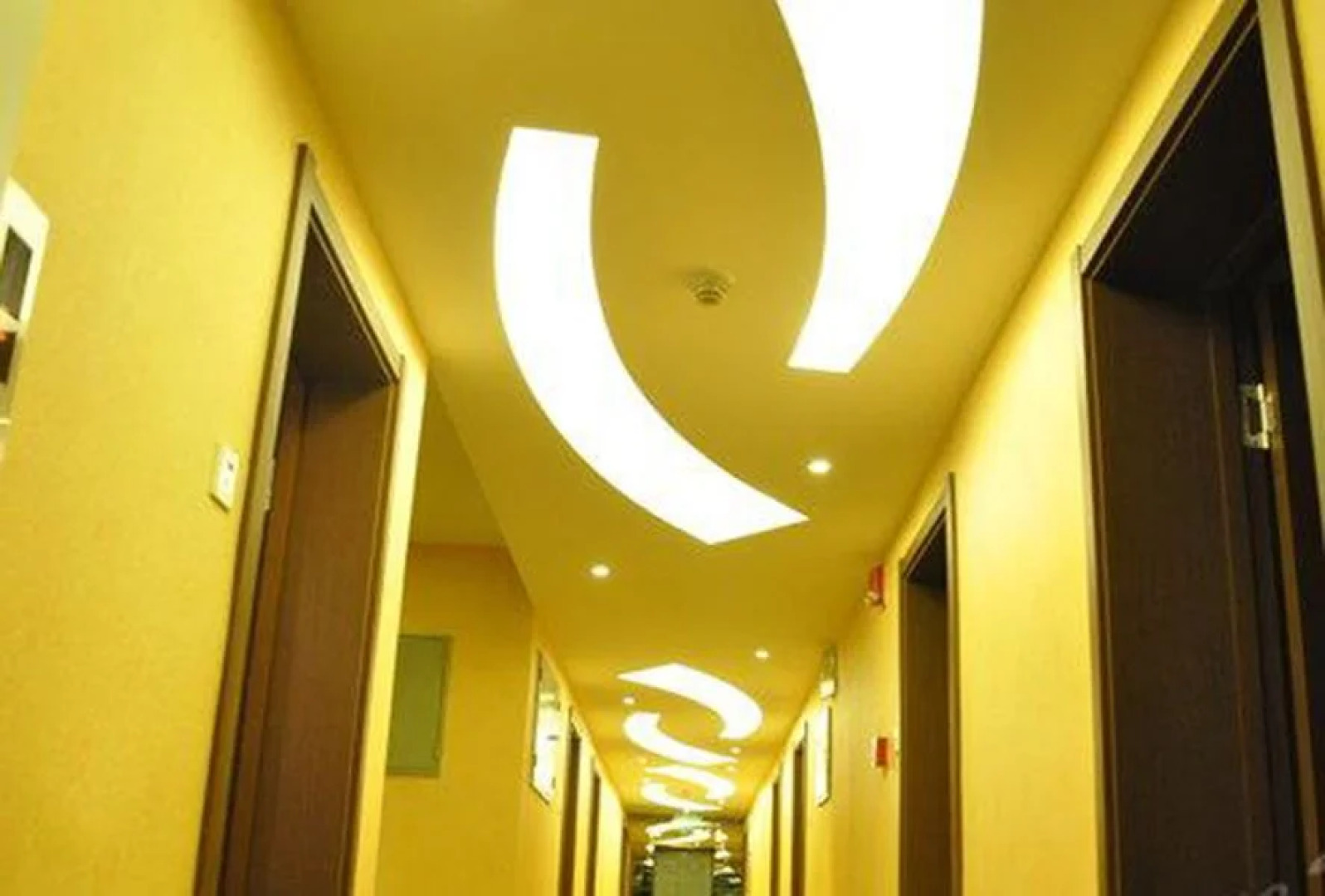 Dalian Seasons Urban Theme Hotel