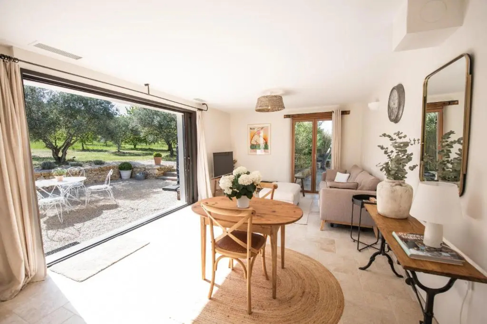 La Petite Ruche, 1 Bedroom Gite in the Luberon (Adults Only)