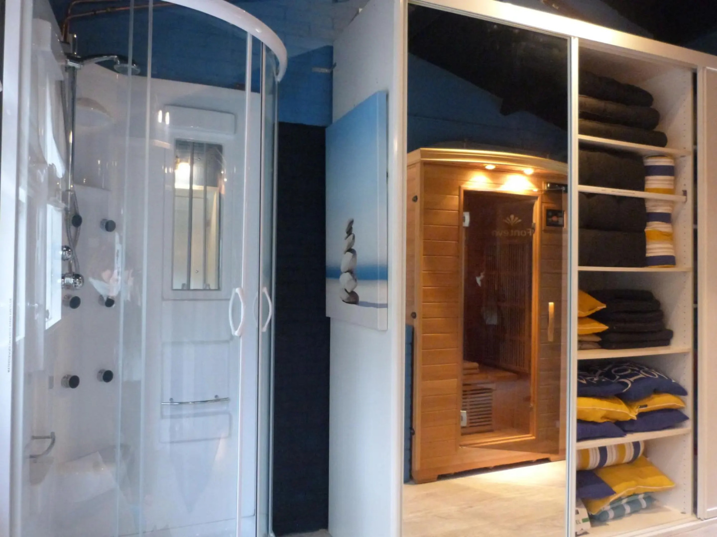 Detached villa with enclosed wooded garden with lawn and bubble bath