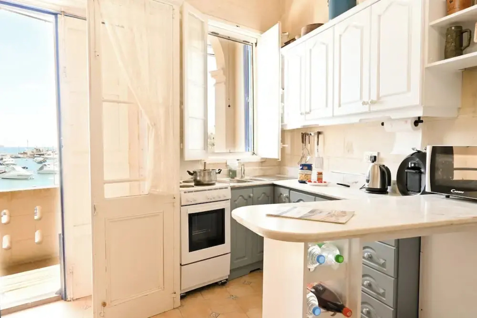 A Cosy Nest Overlooking The Sea