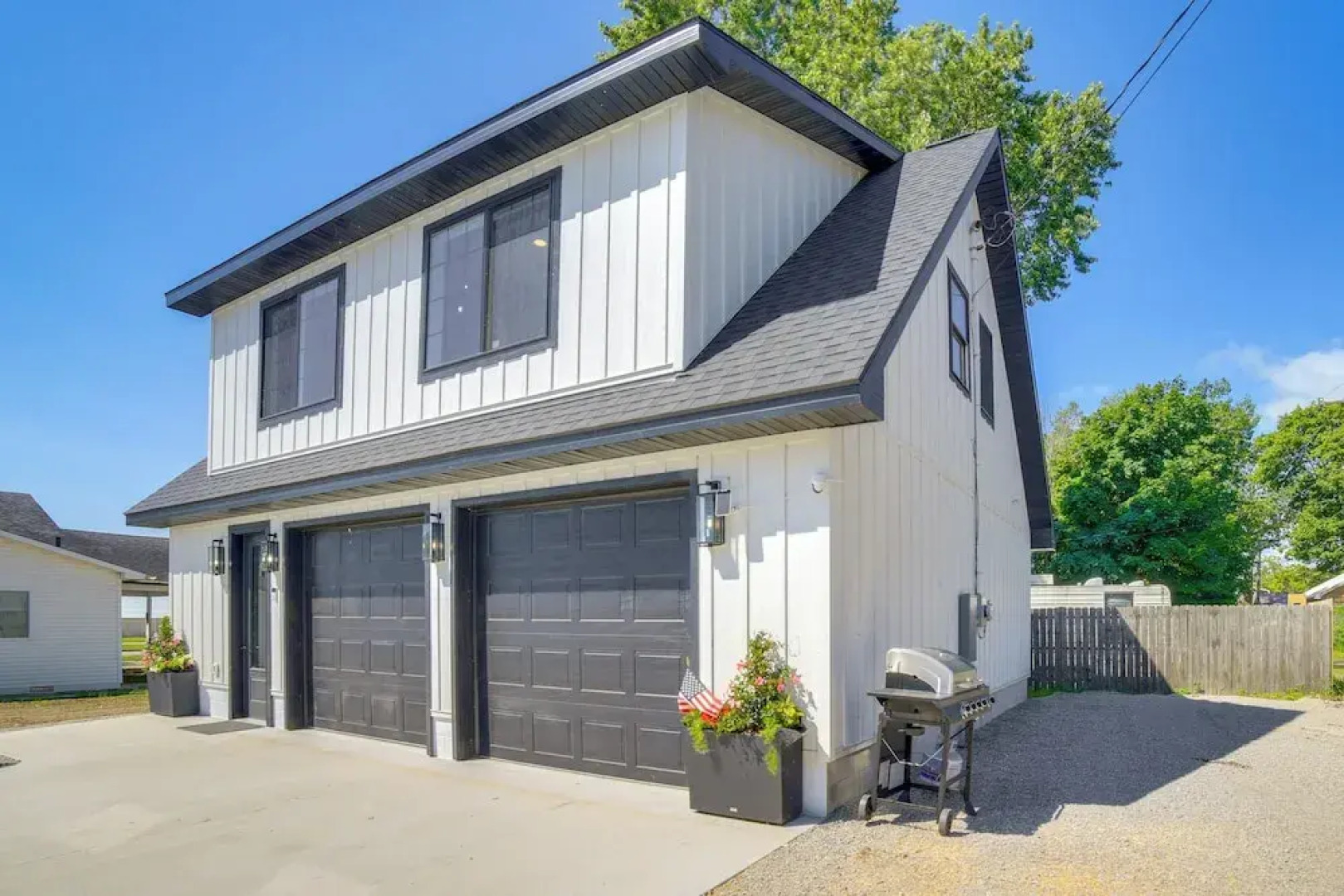 Walk to Waterfront: Michigan Retreat w/ Game Room