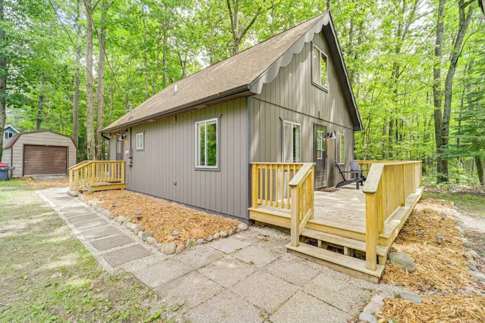 Roscommon Chalet w/ Hot Tub Near Higgins Lake!