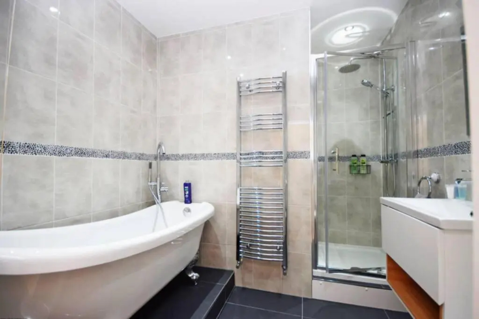 Spacious 3 bedroom Beachfront property with amazing sea views!