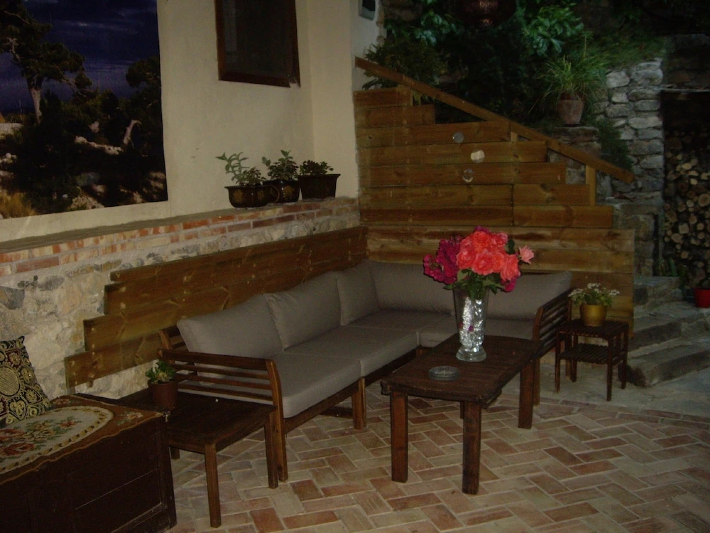 La Casita con jardín frente a la cascada