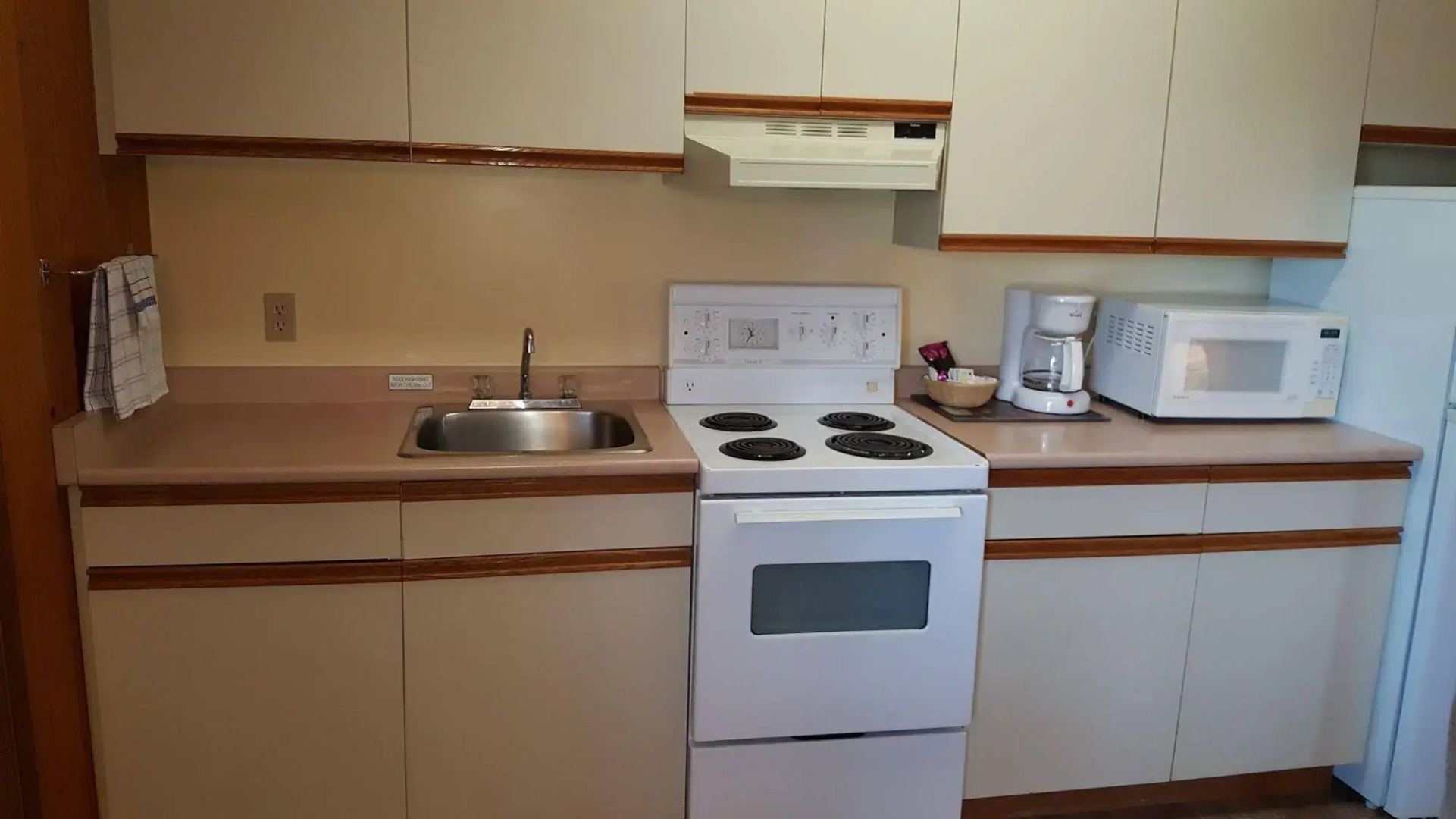 The Cedarwood Inn & Suites