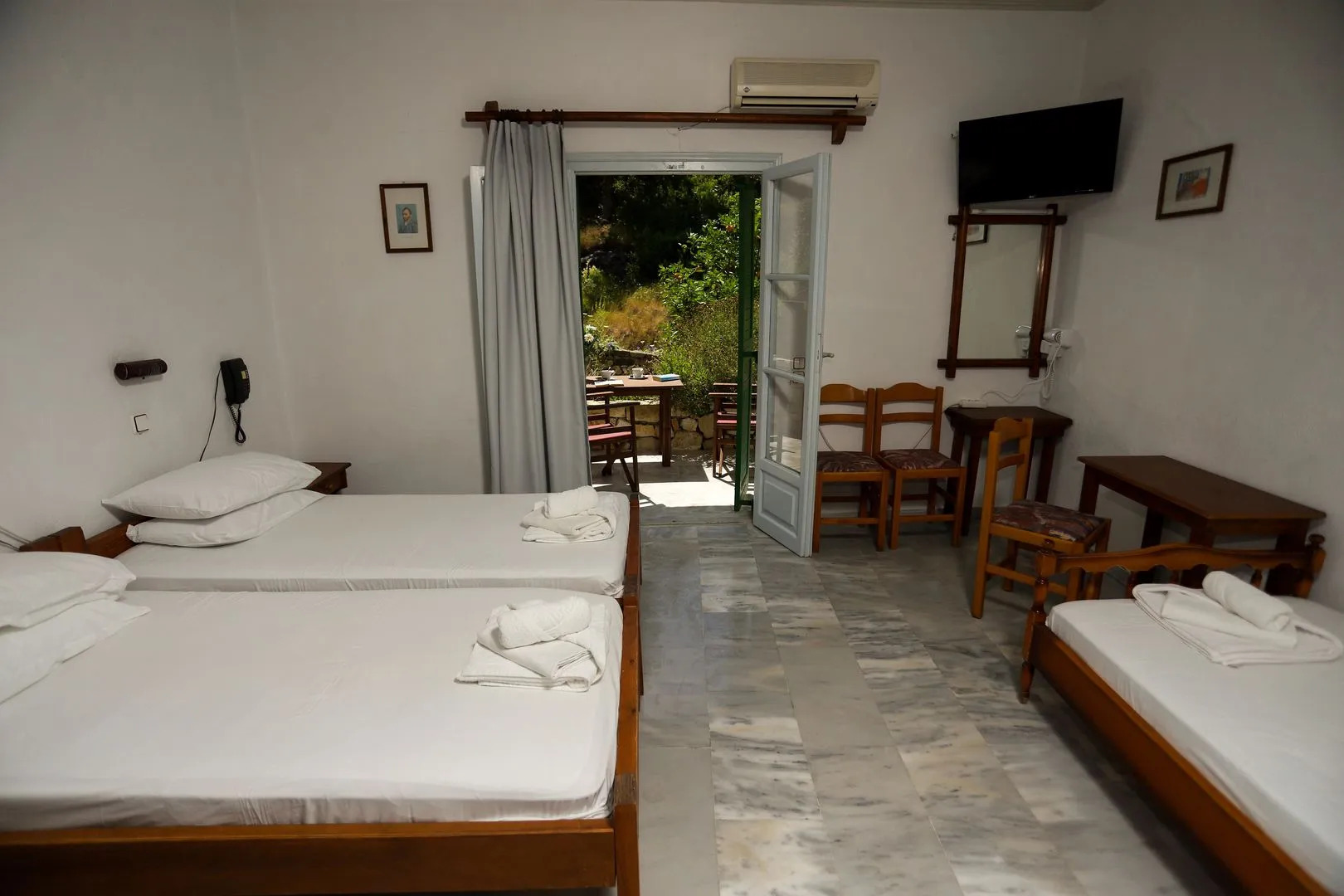 Bastas Hotel & Studios