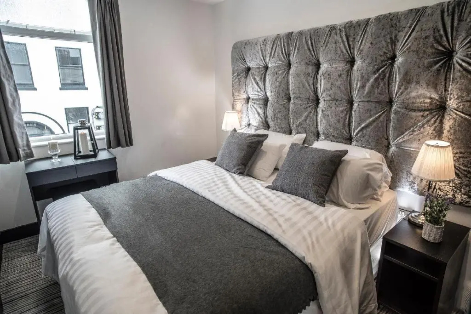 Sinclair's Bar, Lounge & Rooms