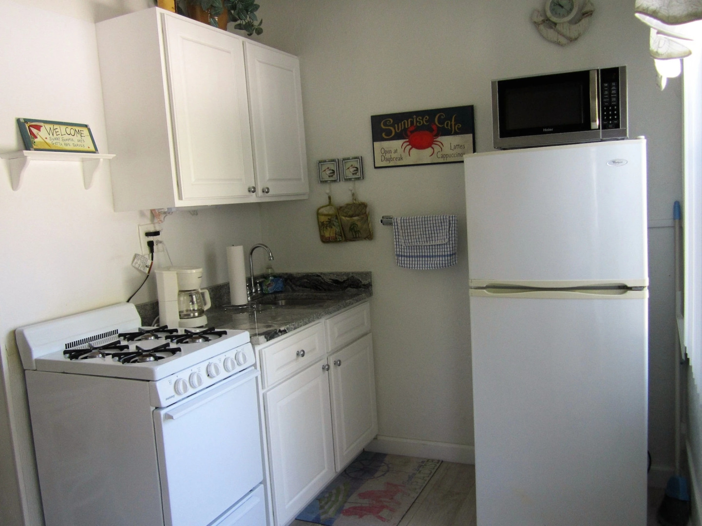 Tropical Winds Beachfront Motel and Cottages