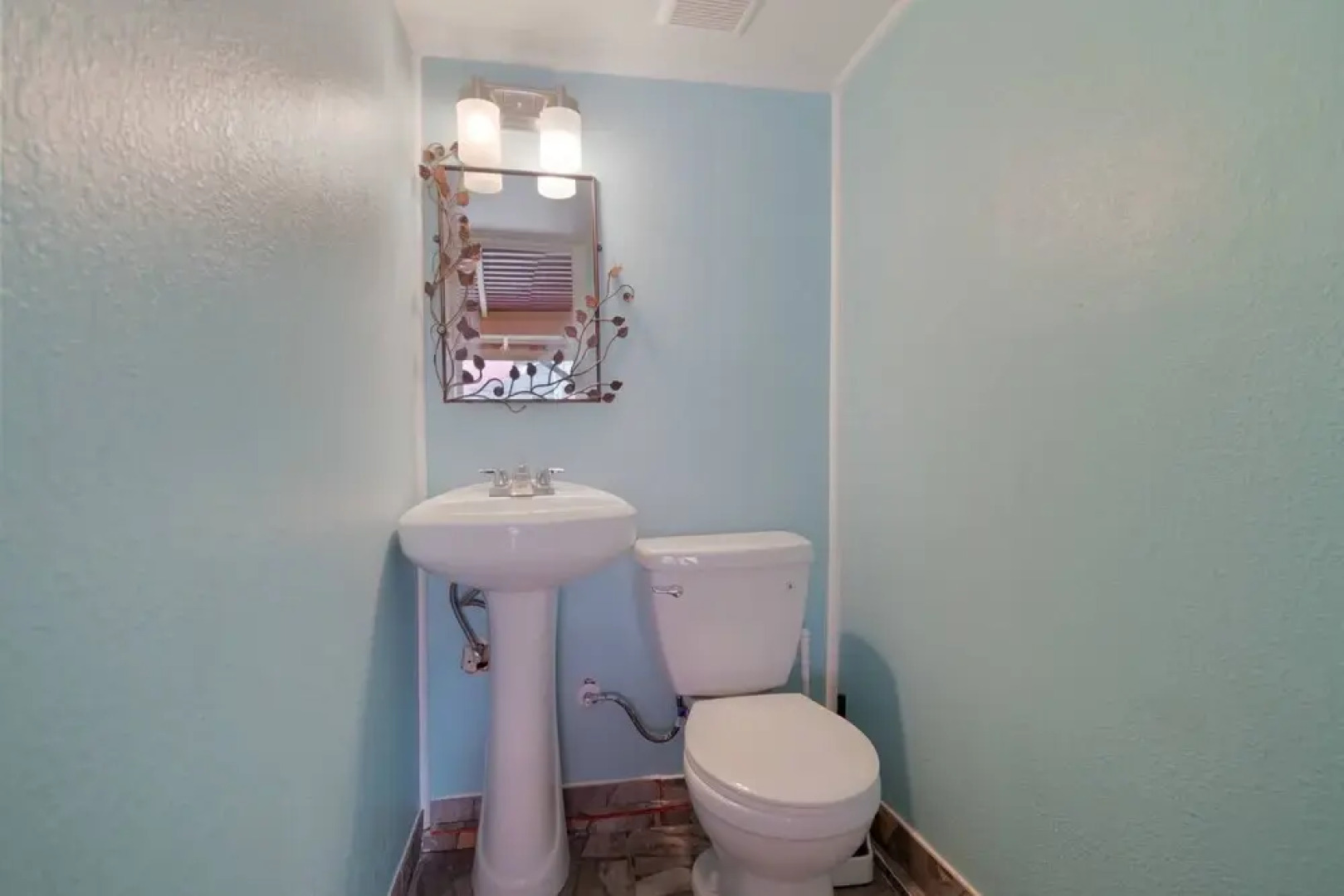 The Secret Garden - The Cottage Near Beach, Shops, Restaurants, Pet Friendly, Close to Lucerne Ave!