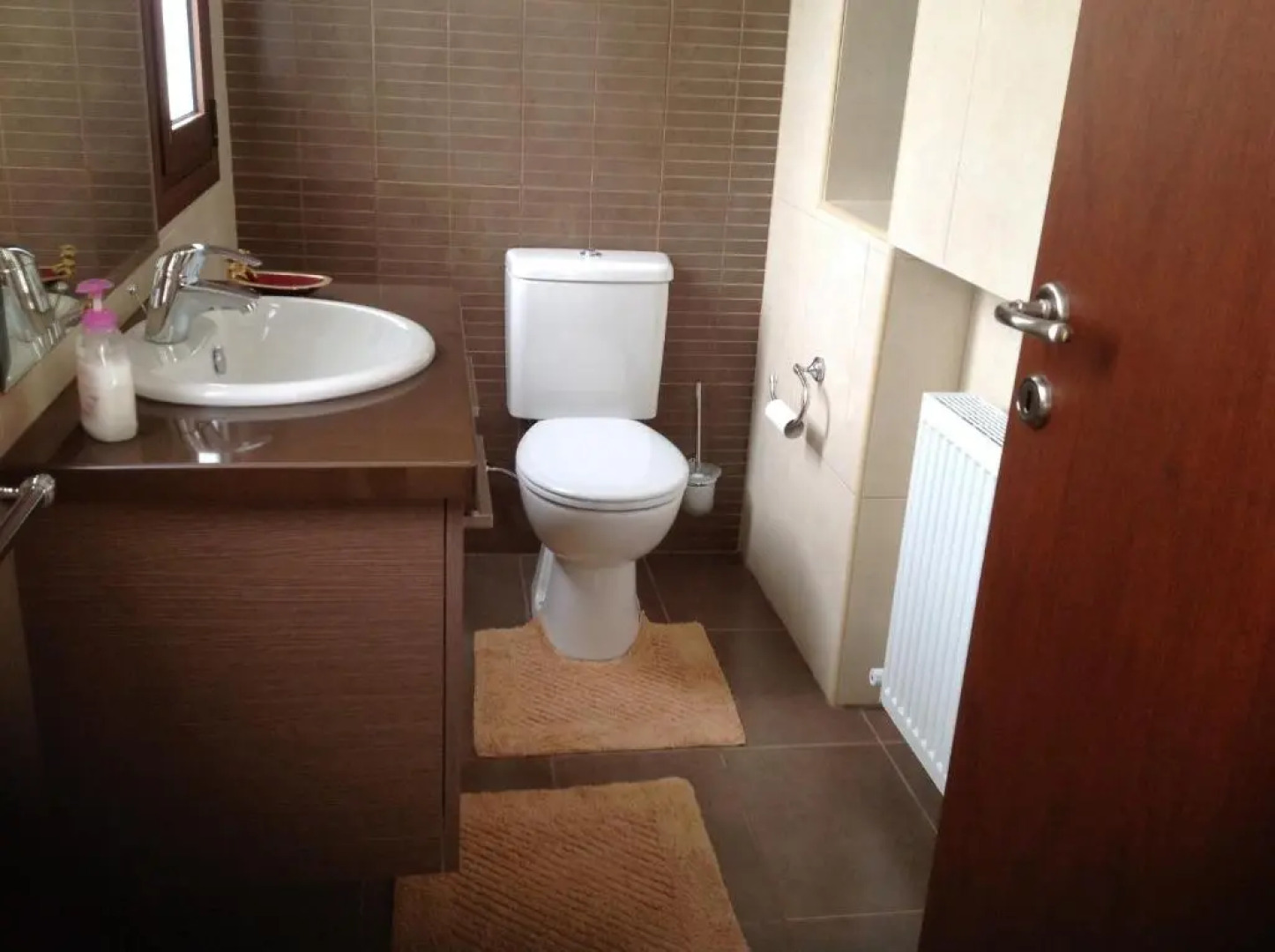 Ta Spitakia tis Theodosias