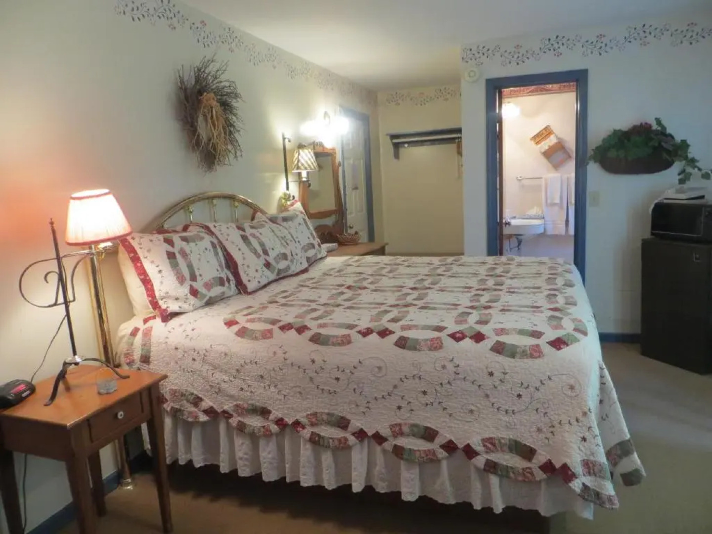 Snyder's Shoreline Inn