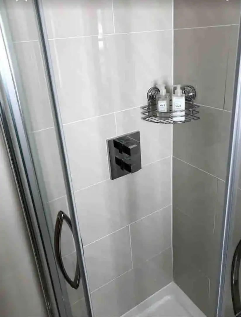 2 Bed Cottage - Sleeps 4 - Parking - Wifi