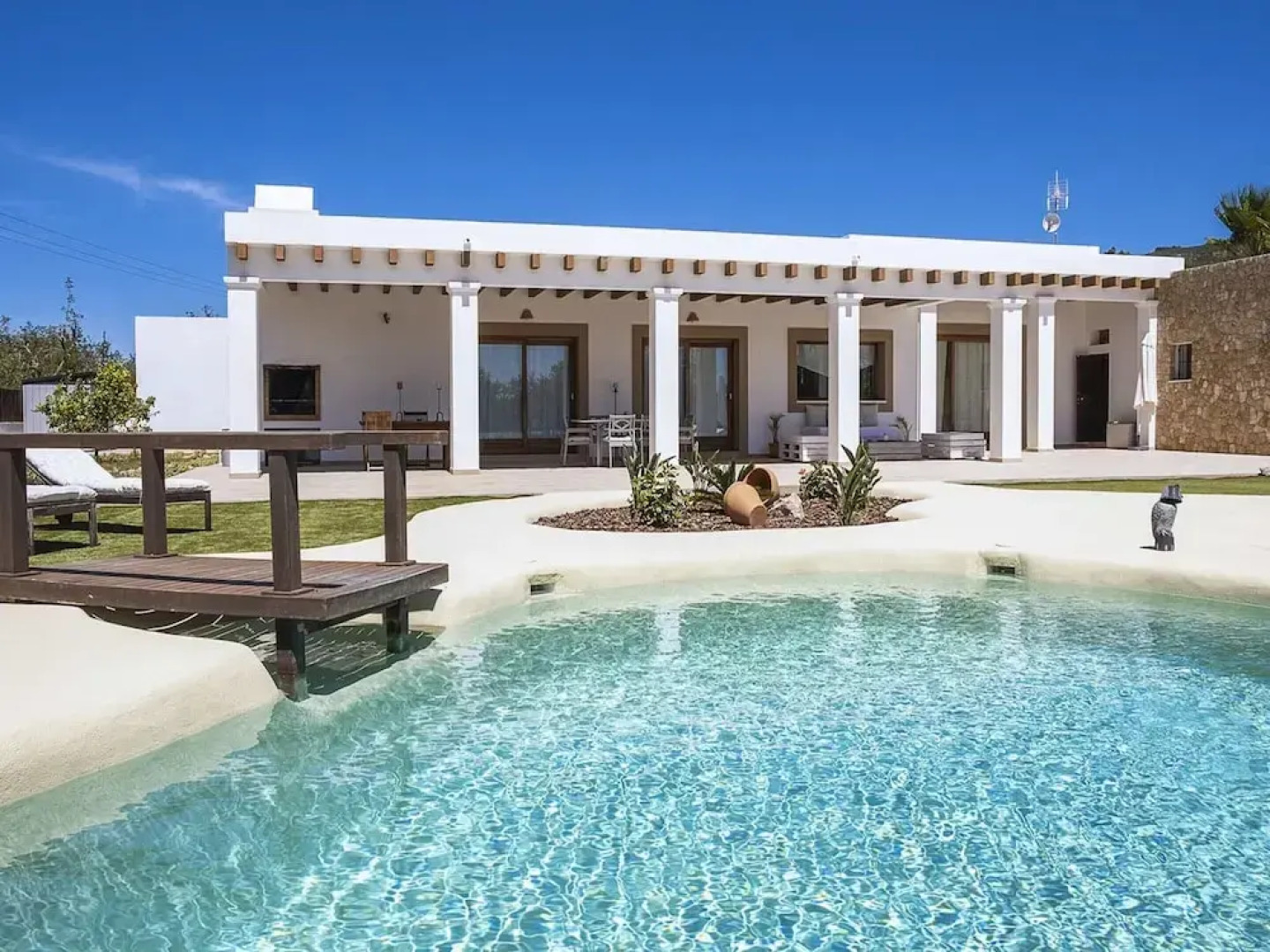 Spacious Villa With Games Area