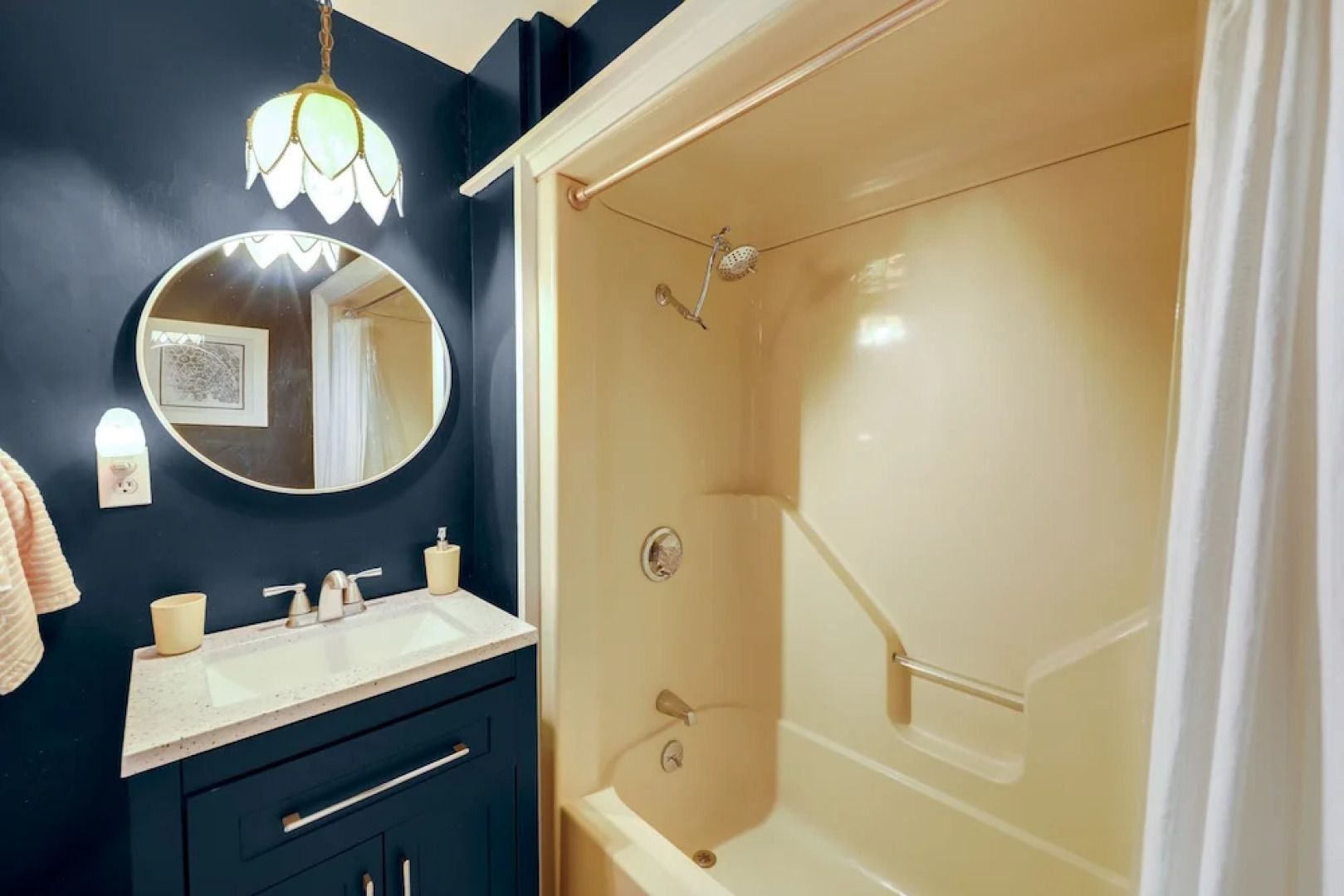 Mid-century Cabin: Creekside, Easy Access to I-70