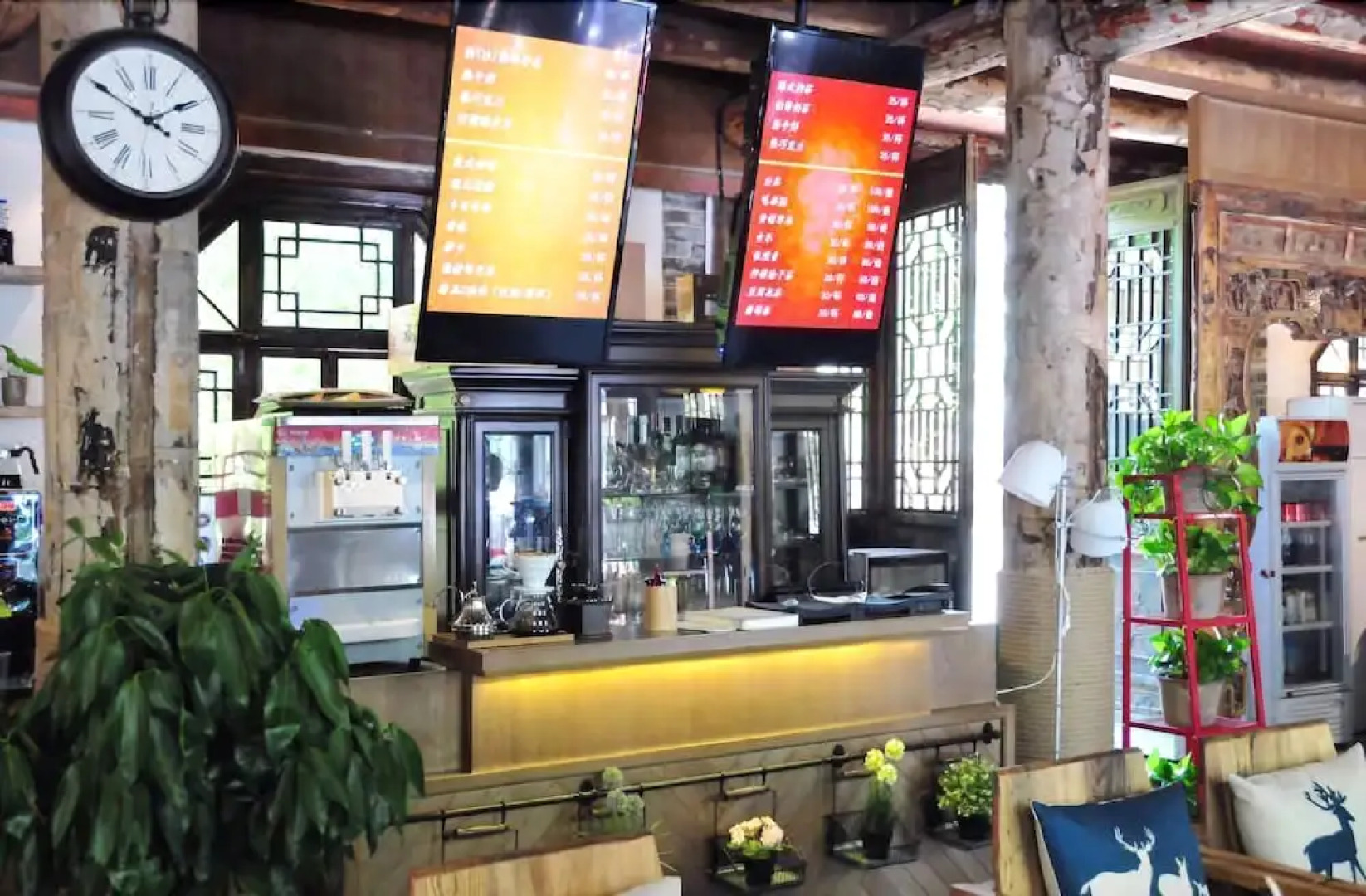 Zuoyouke Theme Hotel