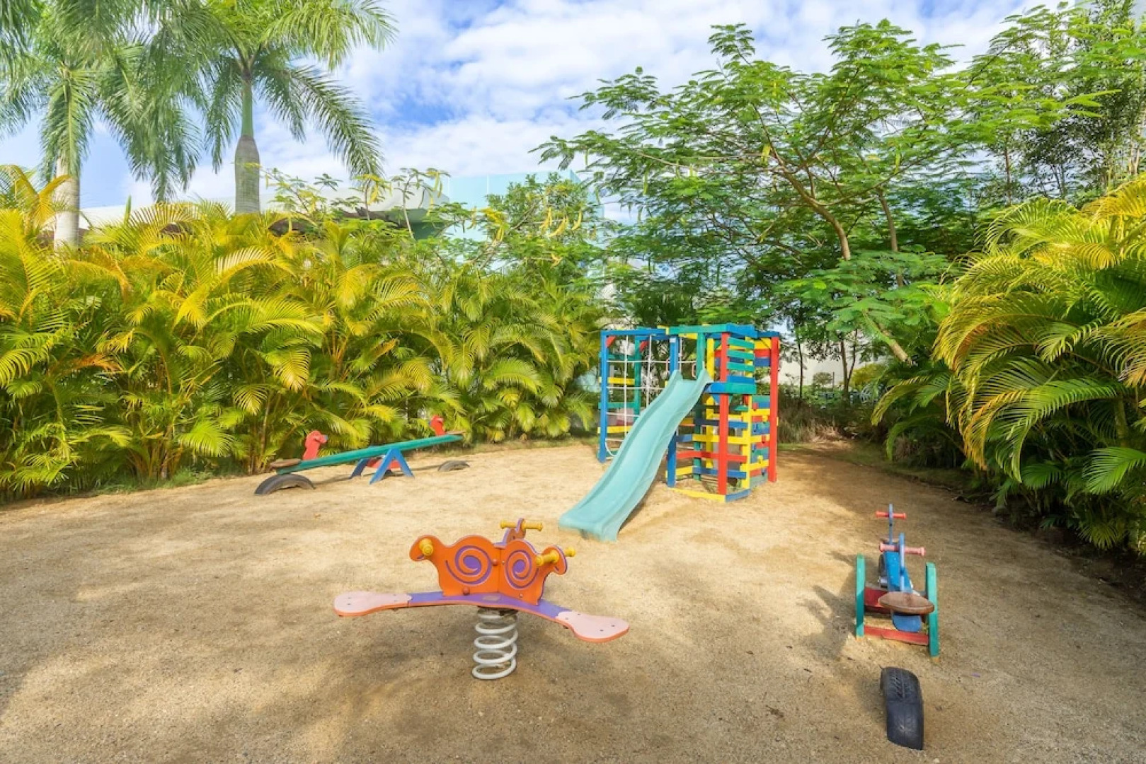 Modern Apt With free parking and AC 3brs