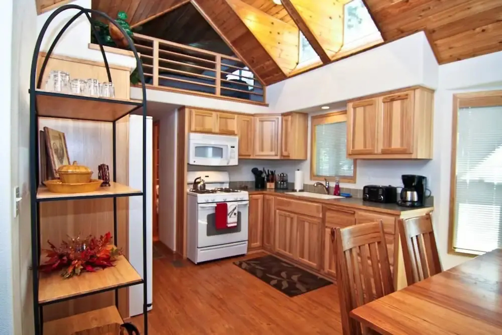 #40 The Cabins at Hyatt Lake-sleeps 6-pet Friendly