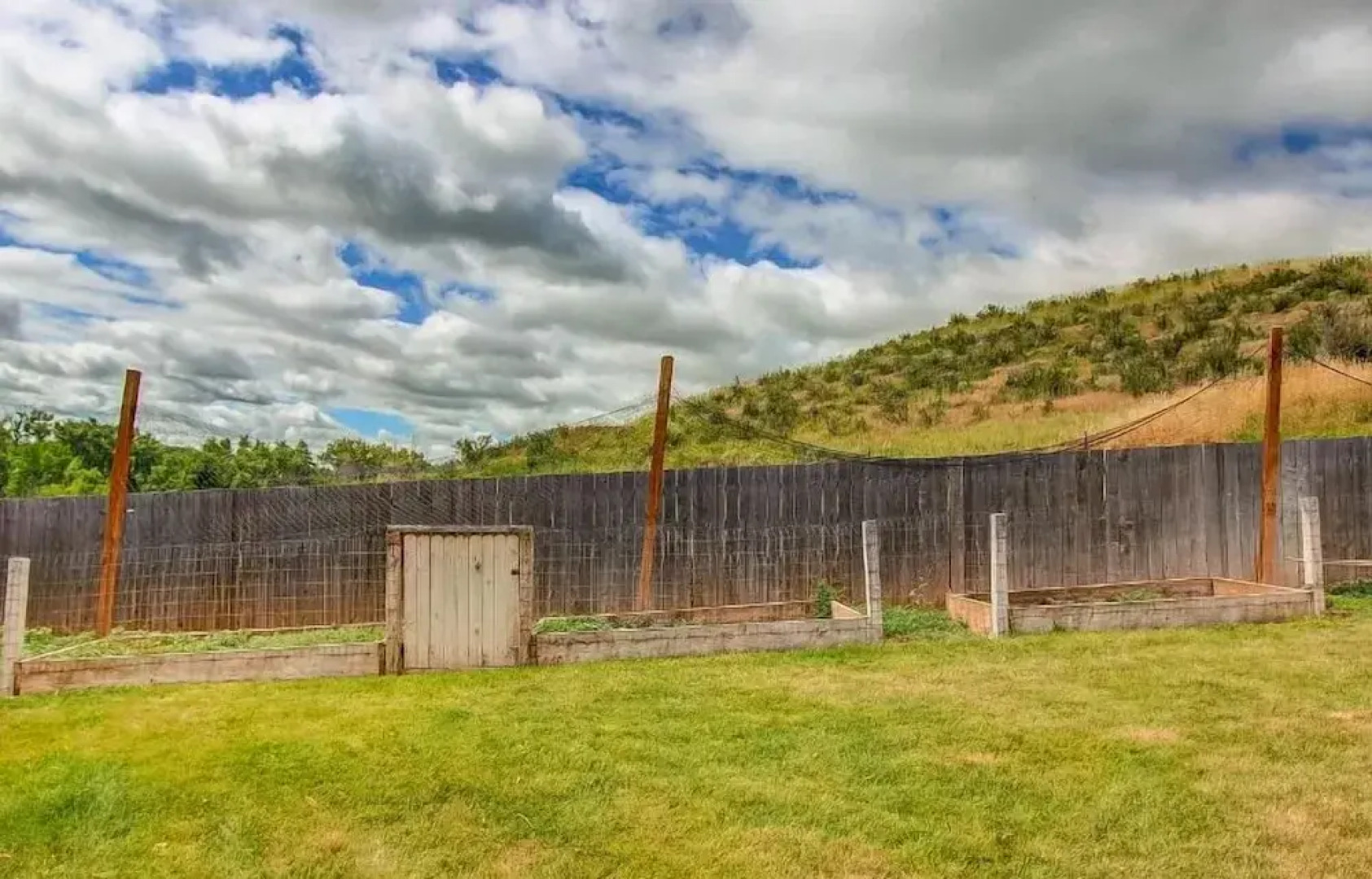 Hidden Valley Retreat. Foothill views. Large Yard!