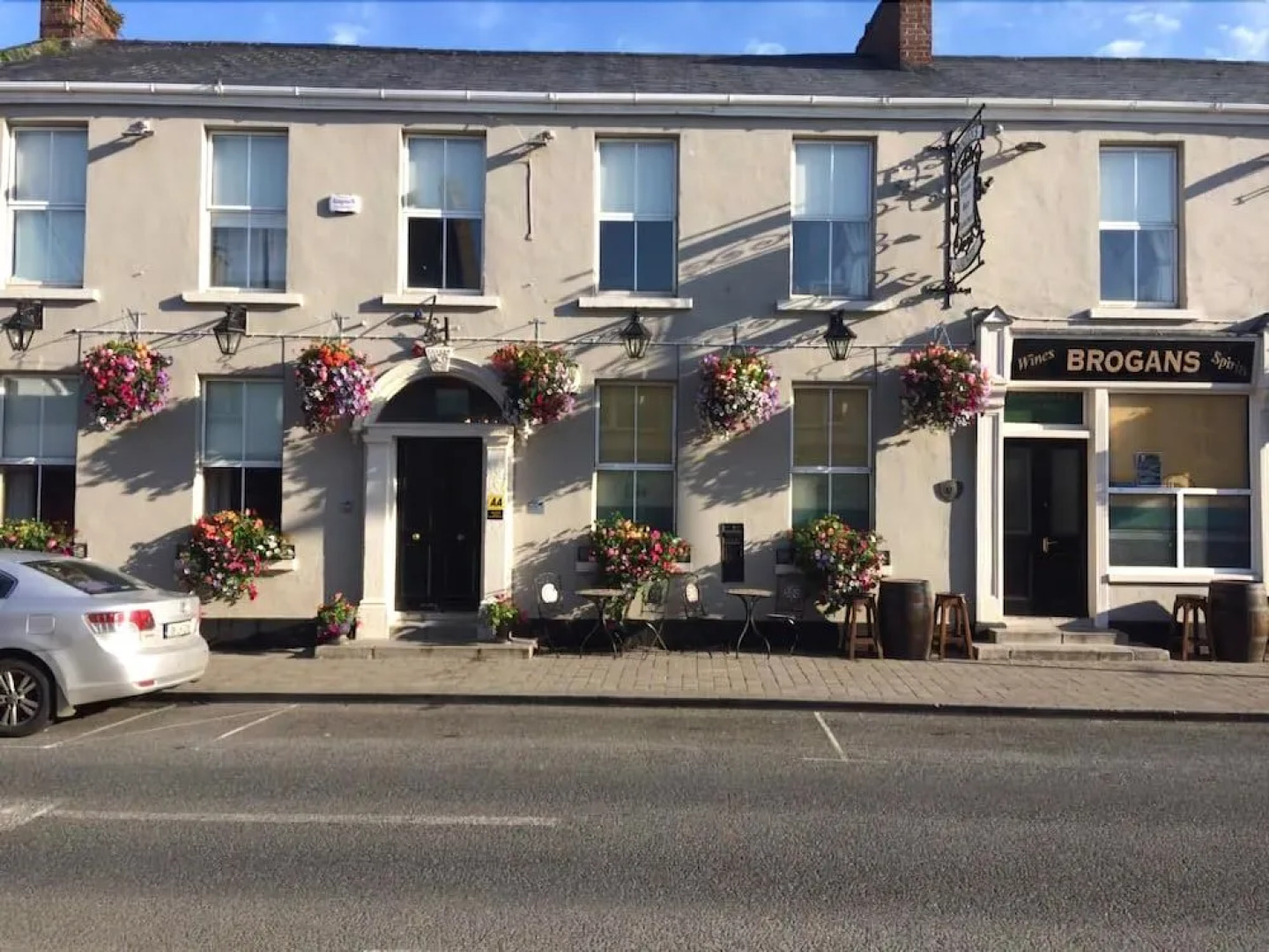 Brogans Bar & Guesthouse