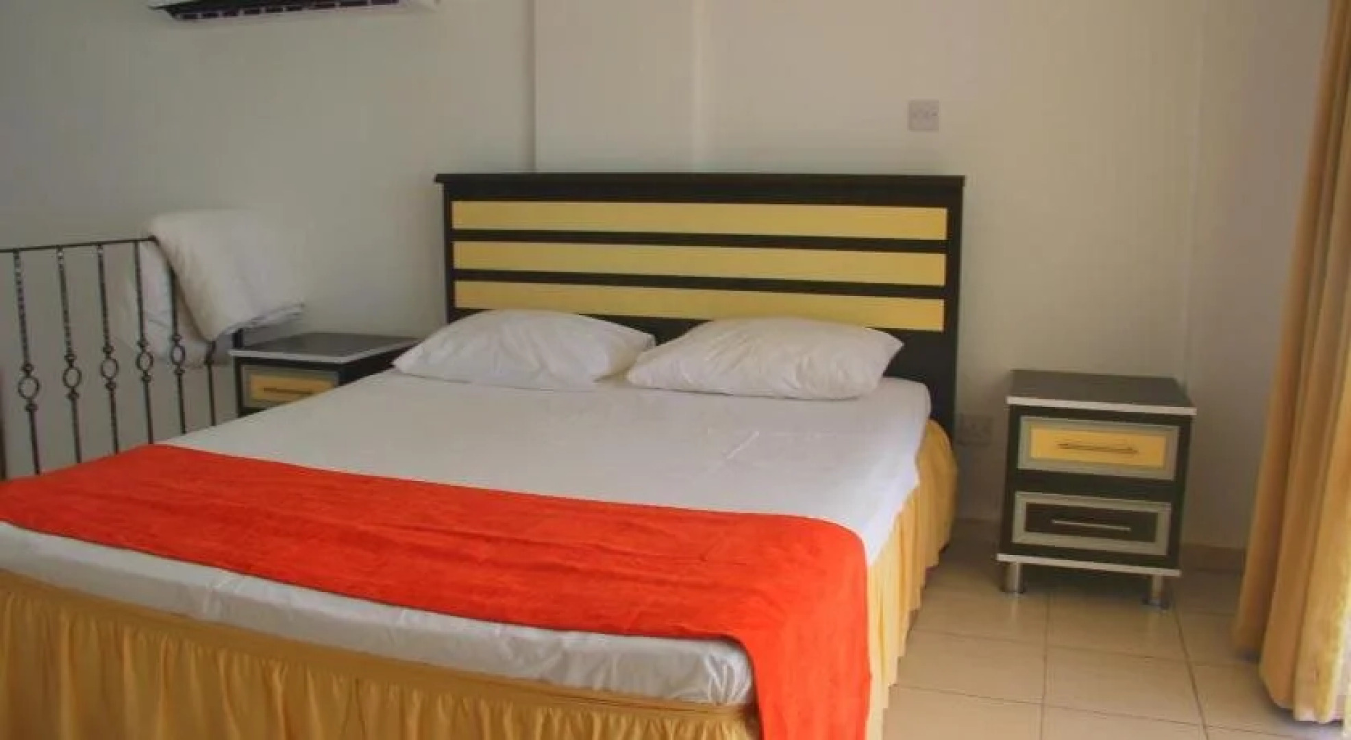 Yeldener Crystal Rocks