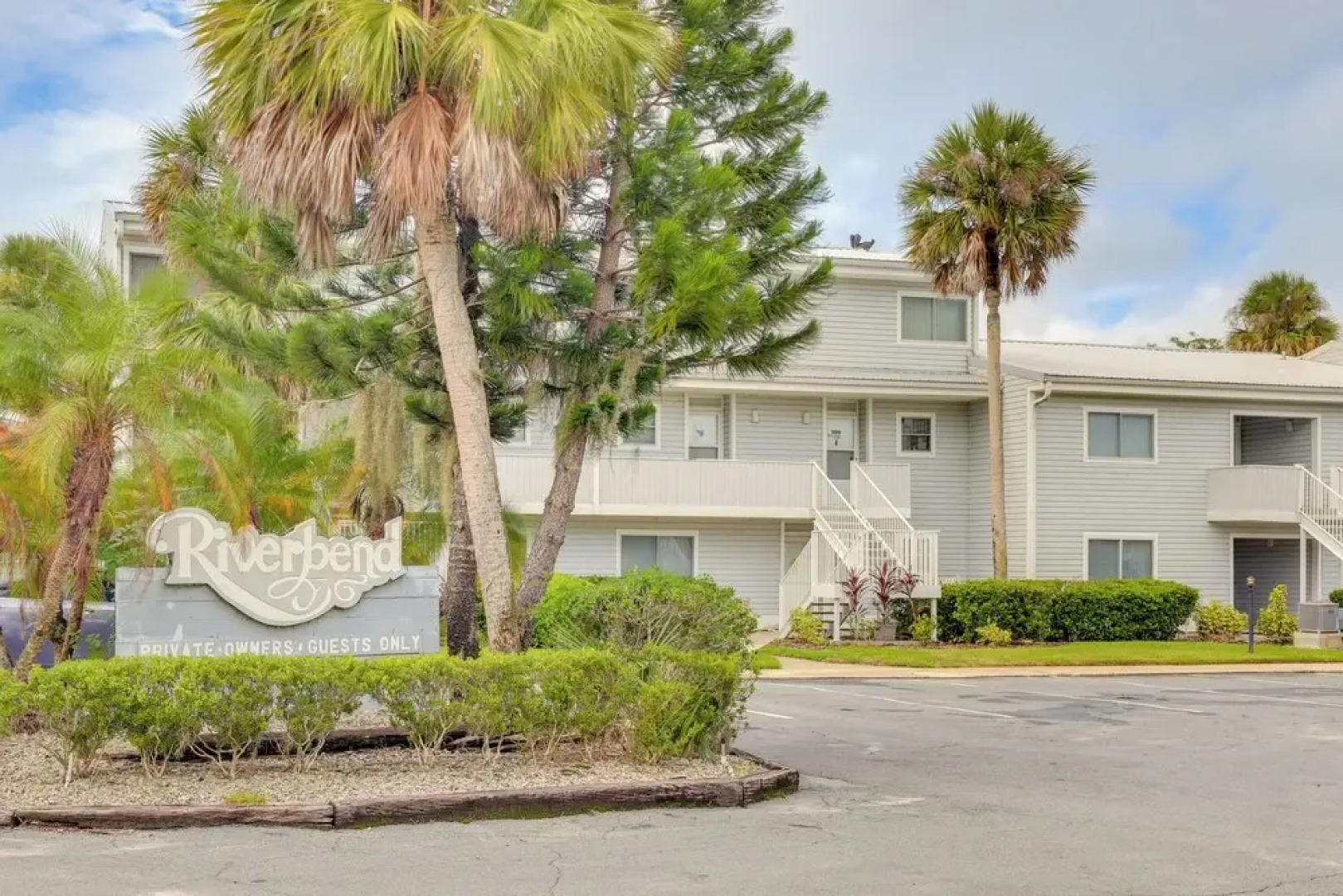 Riverfront Weleka Condo w/ Dock & Pool Access