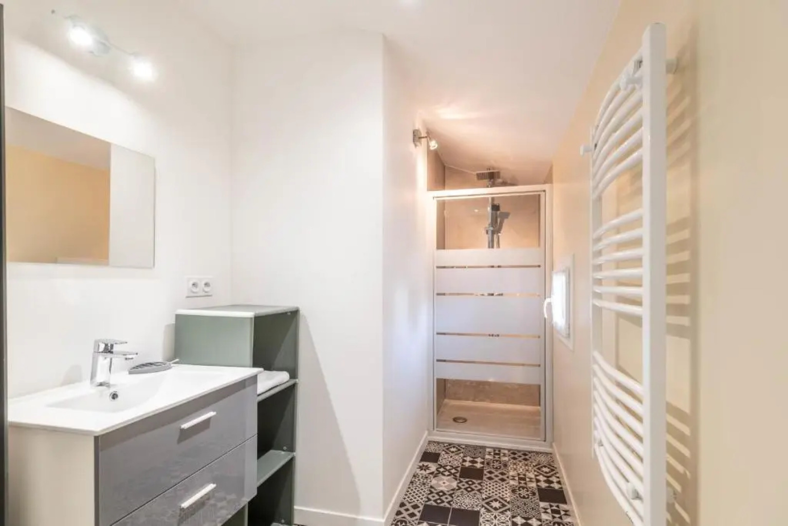 Ideally Located Furnished Townhouse With 3 Bedrooms Parking & Garden