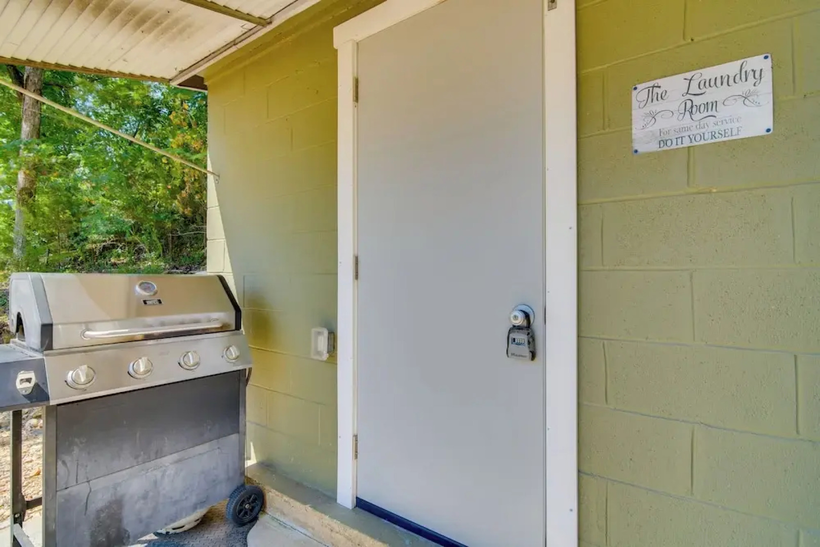 Waterfront Bull Shoals Lake Cabin w/ Deck + Views!