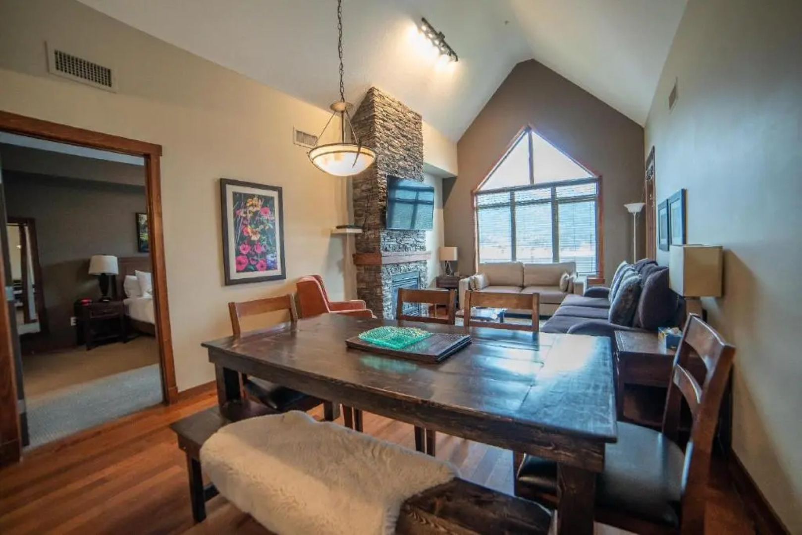 Spacious 3BR 2BA Penthouse with Mountain Views