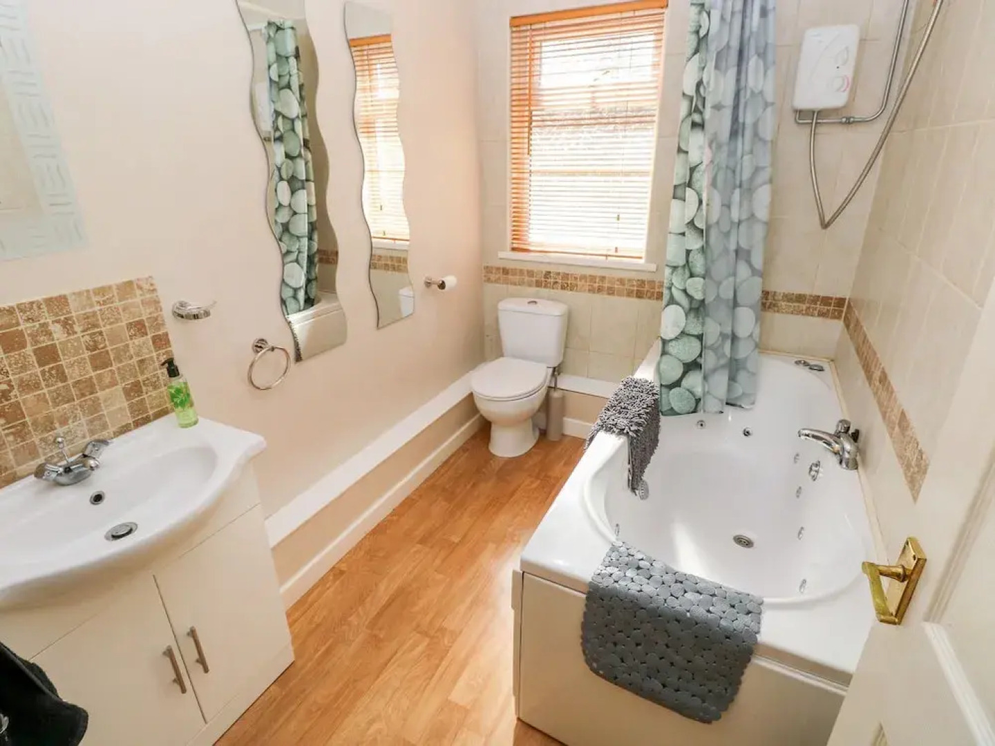 1 Homecroft Bungalows