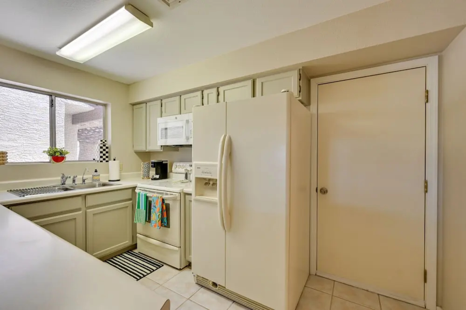 Cozy Arizona Retreat w/ Pool Access, Patio & Grill