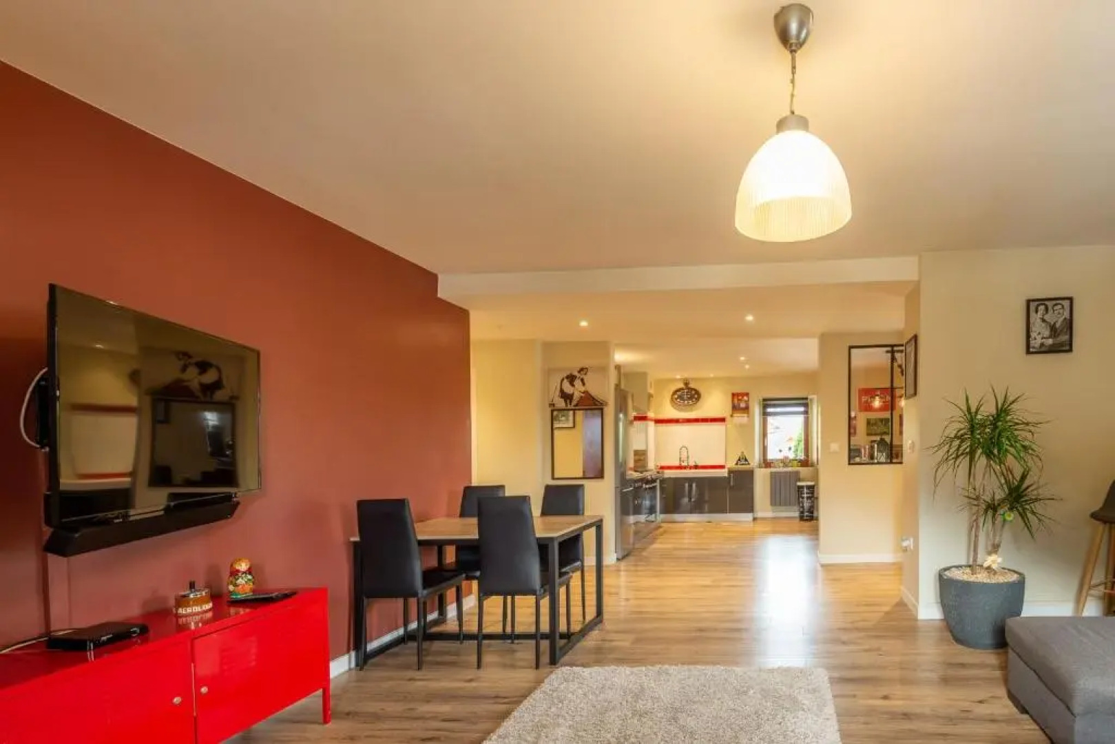 Spacious apartment with two terraces and private parking