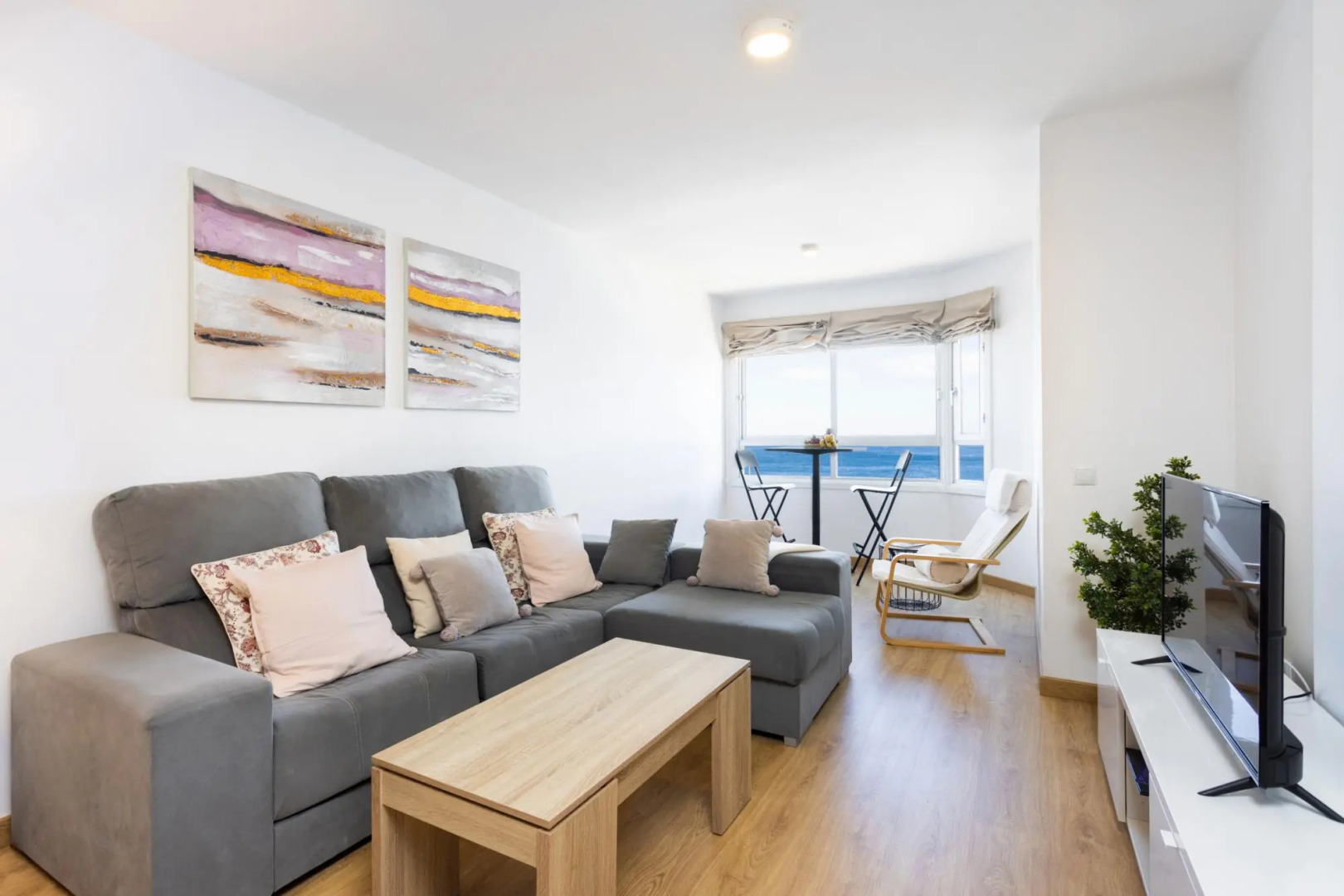 Home2Book Comfy Beachfront Radazul