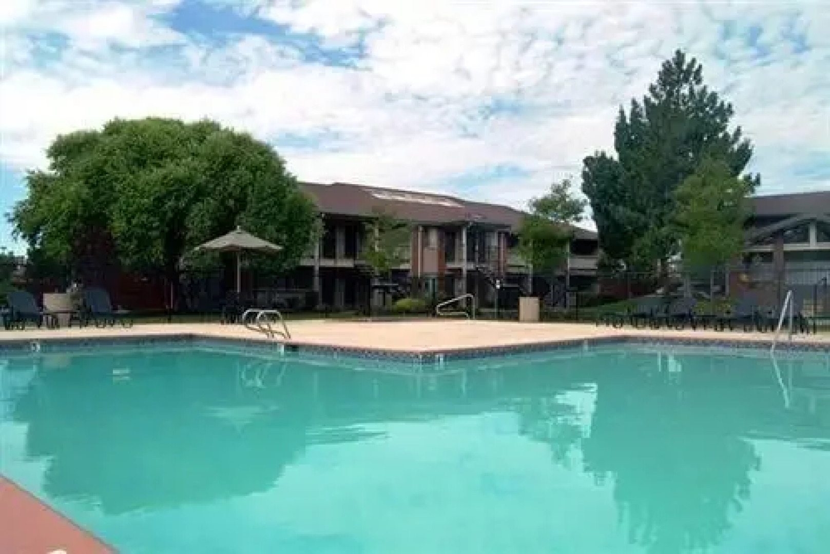 River Oaks Suites & Apartments