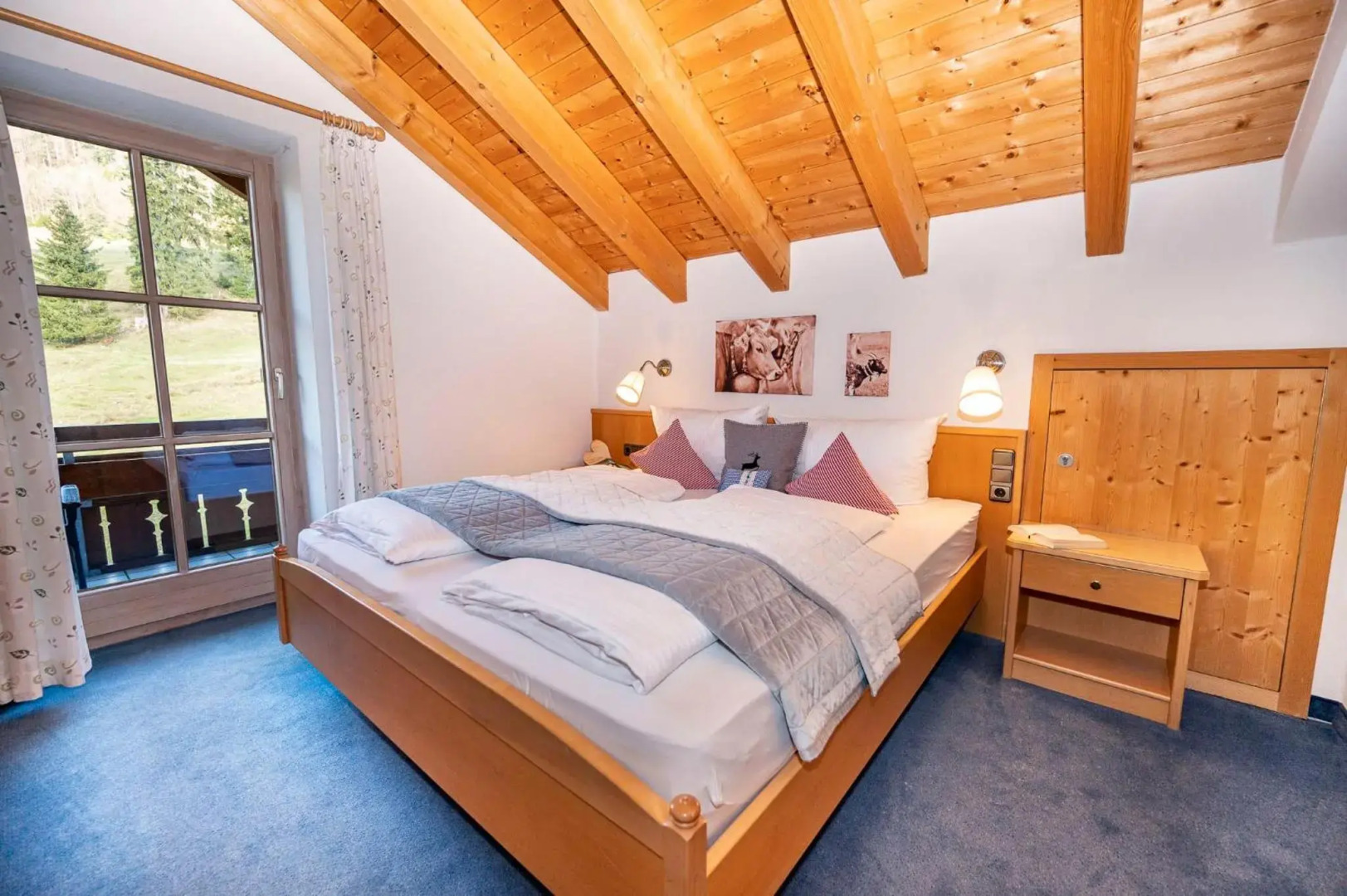 Gemütliche Ferienwohnung Bergwiese, 2-Raum, separates Schlafzimmer, schönen Balkon oder Terrasse, Komfort Ausstattung, ruhige Lage, kostenfrei WLAN, Sauna im Landhaus, Brötchenservice, Parkplatz kostenfrei, Hunde auf Anfrage, Tankstelle für E-Autos