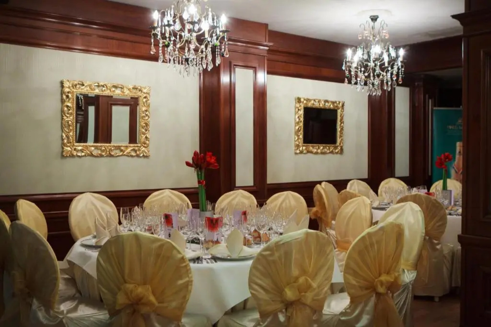 Hotel Roman by Dumbrava