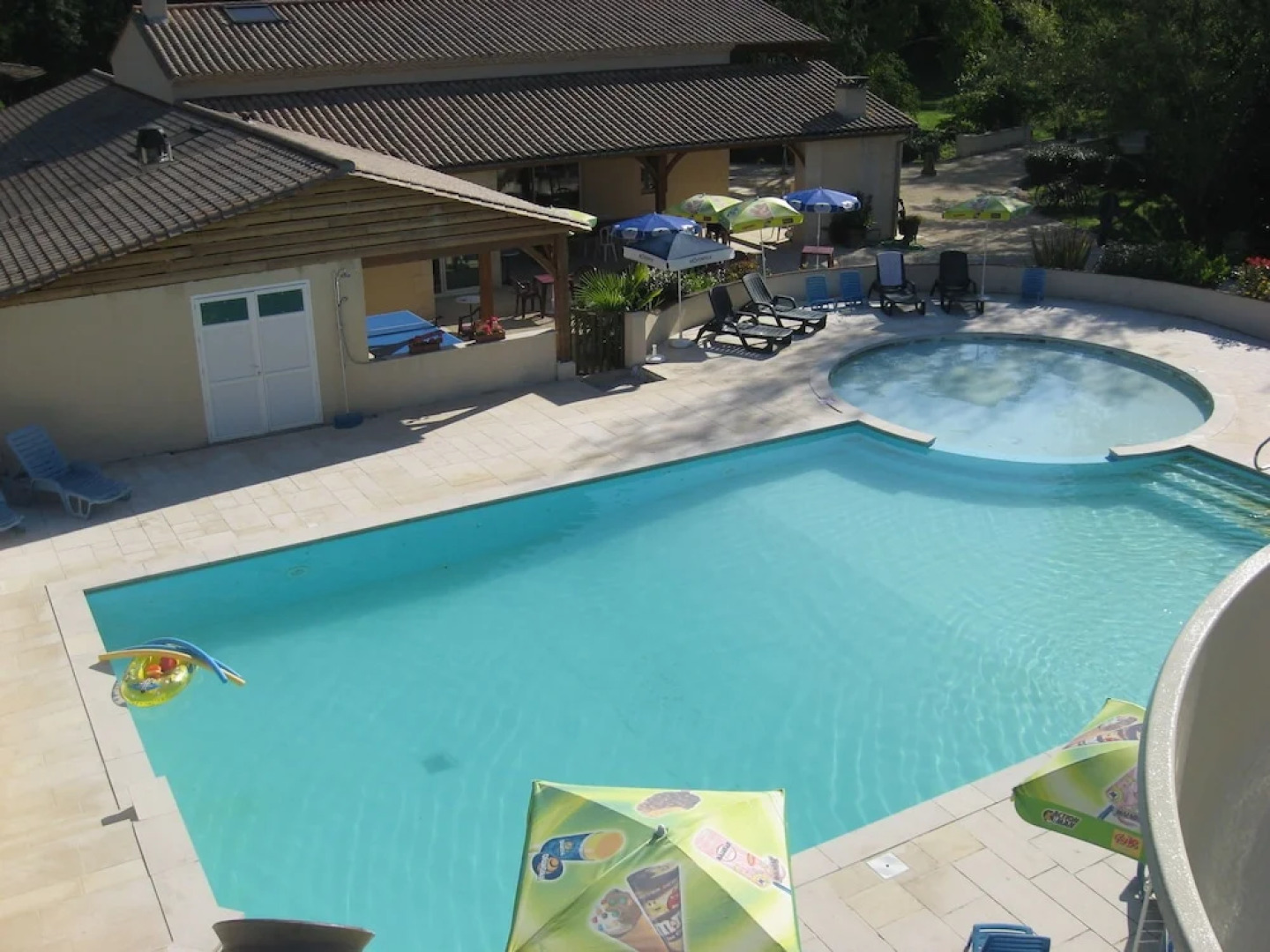Well-kept Mobile Home Situated Among Vineyards in Dordogne