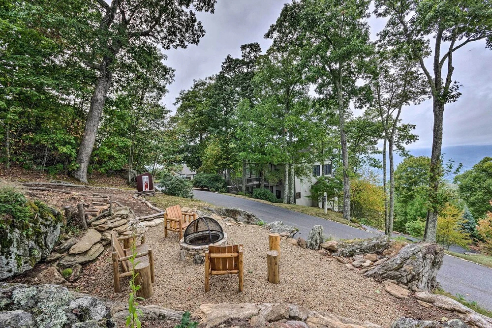 Hiking On-site: Mtn-view Burnsville Condo!