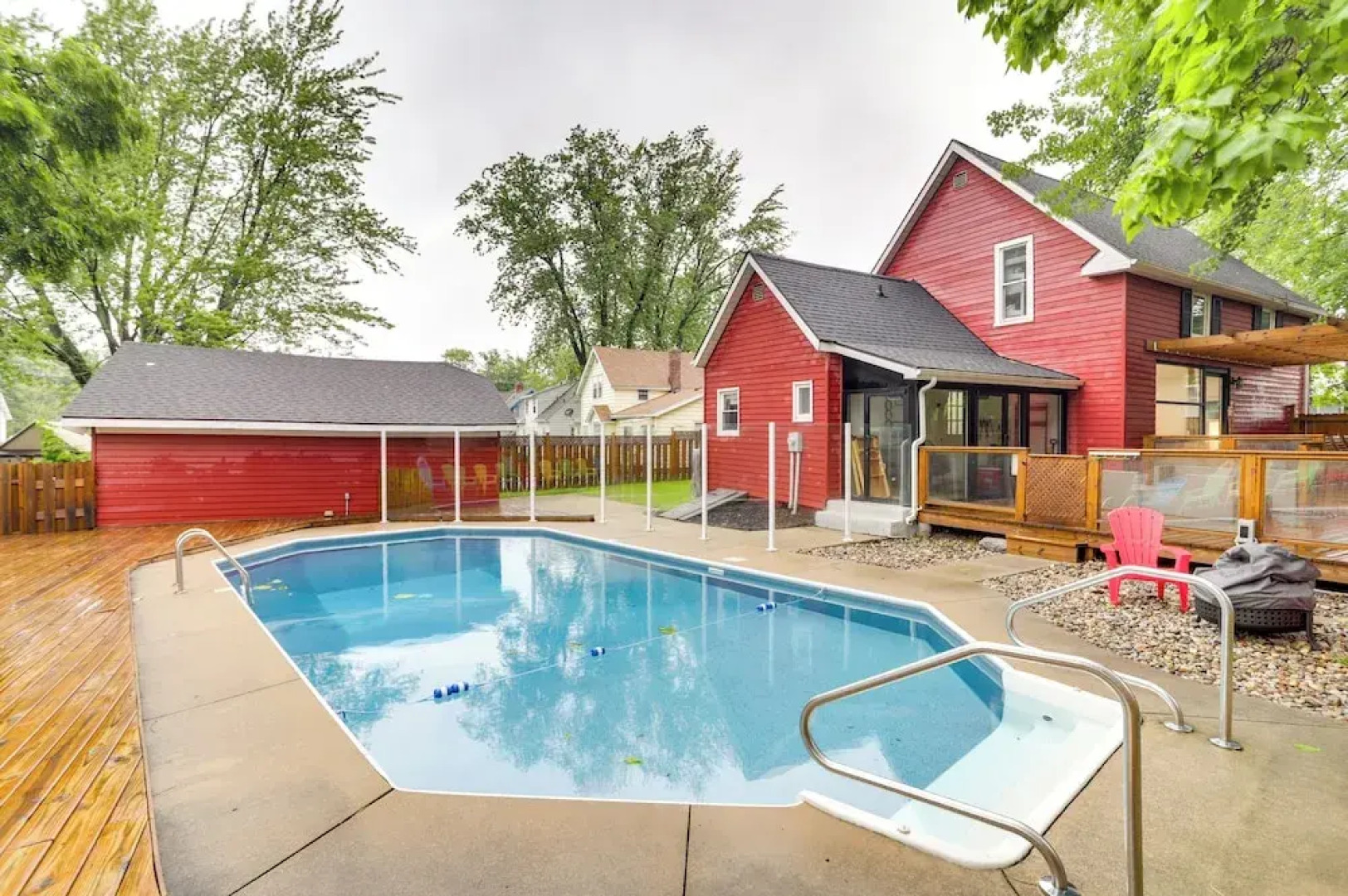 South Haven Oasis - Private Hot Tub, Pool & Grill!
