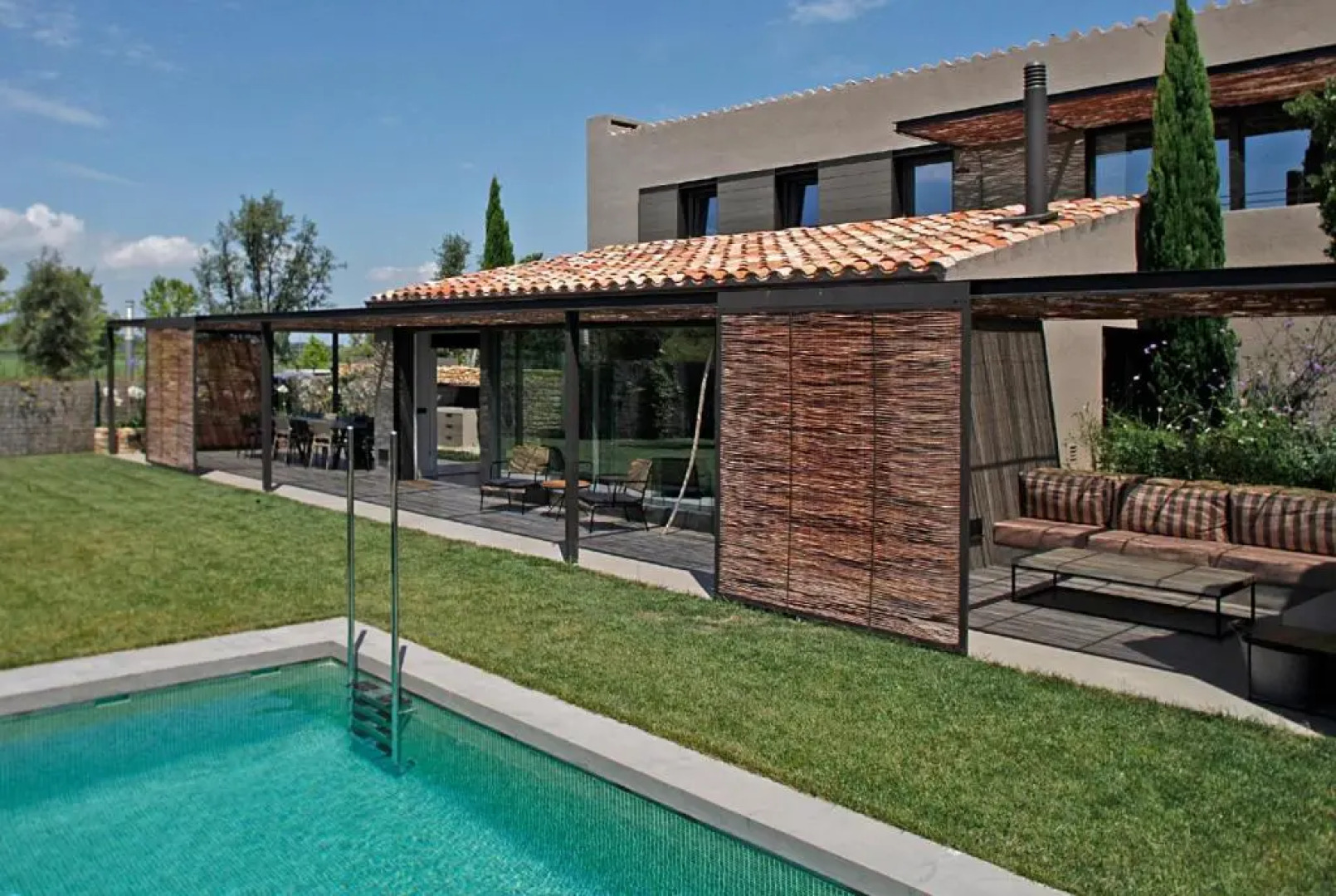 FridaysFlats, Beautiful Villa With Pool