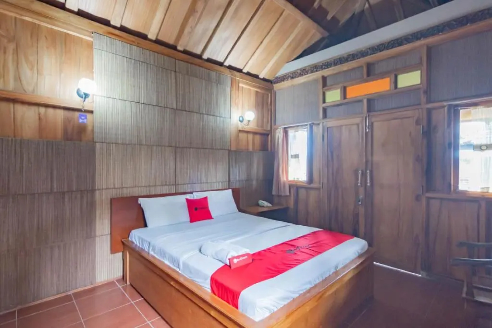 RedDoorz Premium At Joglo Garut Cottage Syariah