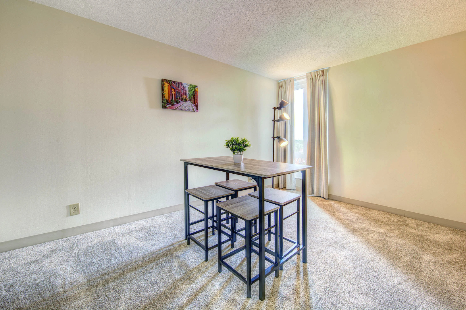 Spacious Back Bay Condo with Great Amenities!