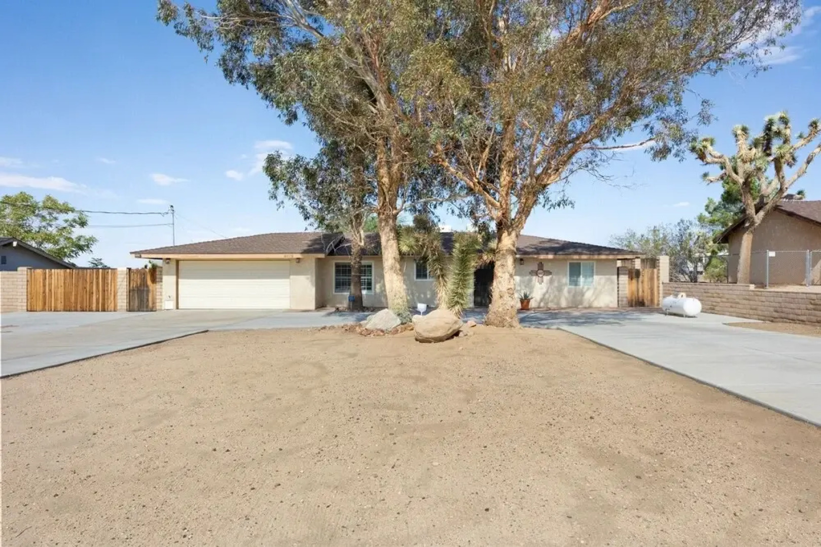 Roadrunner Inn - Pool, Hot Tub, Bbq And Fire Pit! 2 Bedroom Home by RedAwning