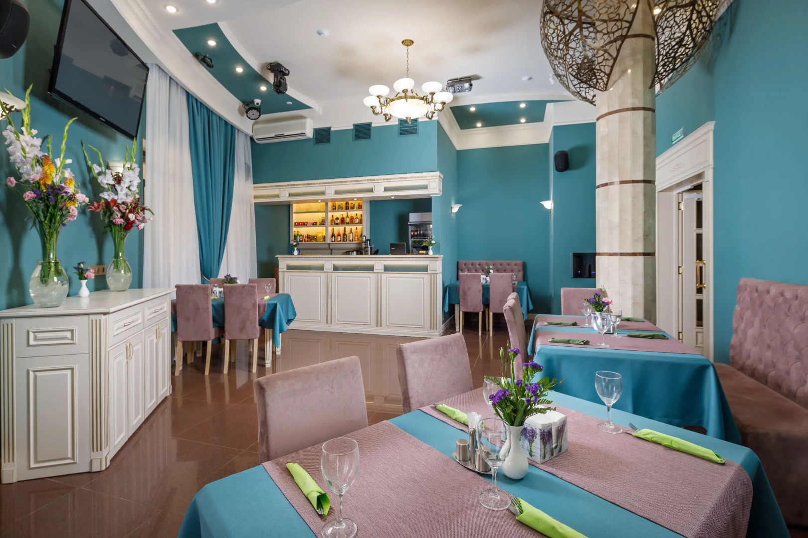 Mini-Hotel Biography