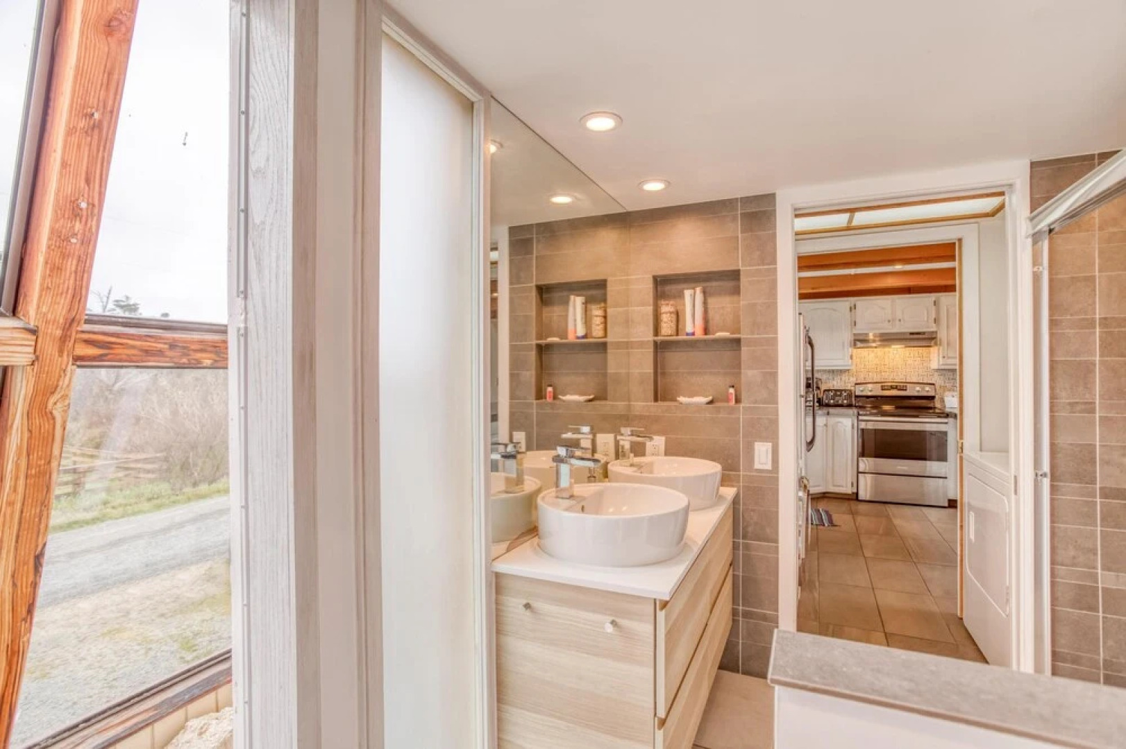 Lakefront Beachhouse